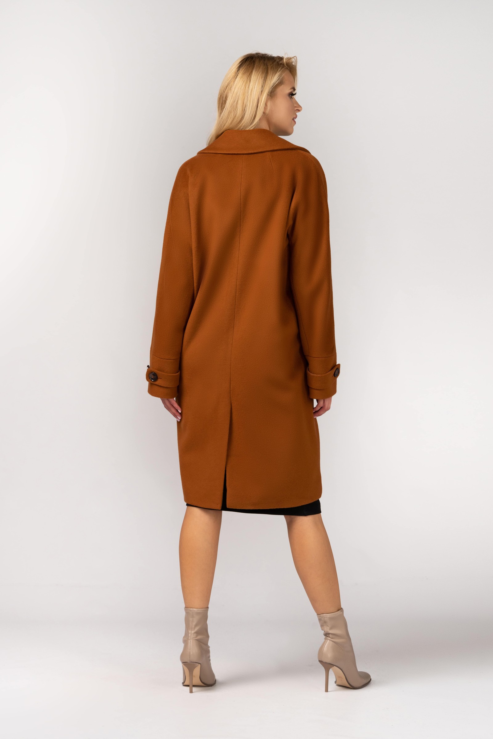 Oversizeowy płaszcz typu kimono z wełnianej tkaniny m529