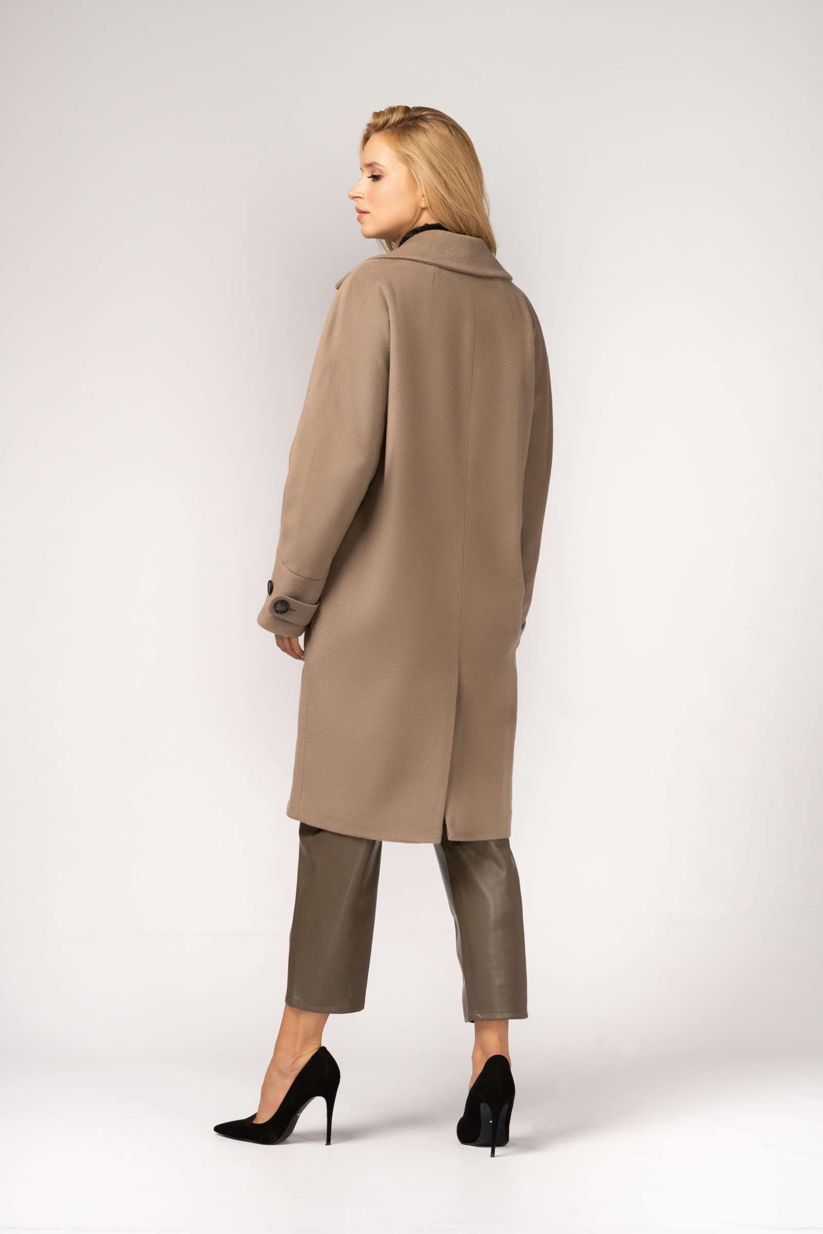 Oversizeowy płaszcz typu kimono z wełnianej tkaniny m529 beżowy