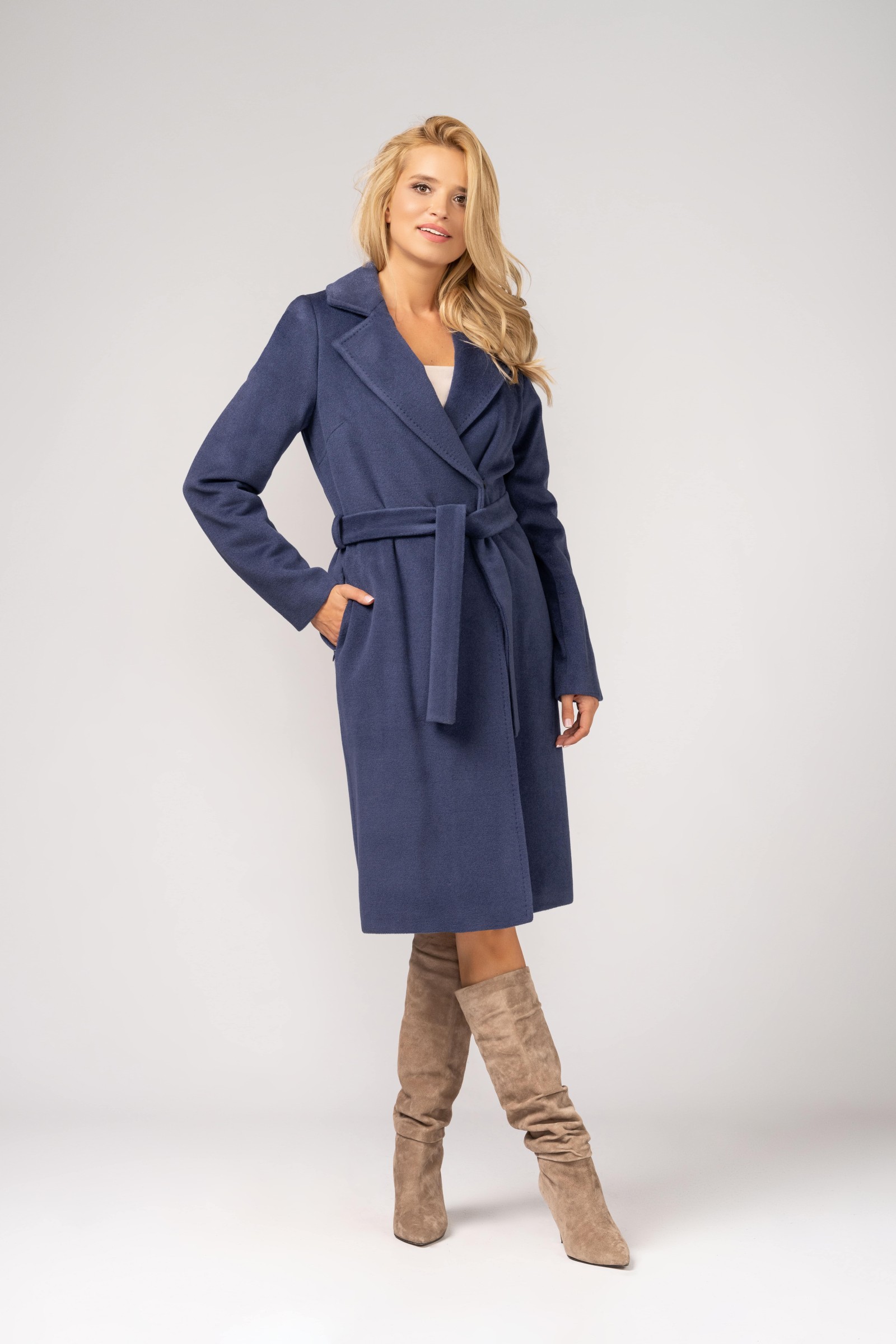 Elegancki, wełniany płaszcz z paskiem do kolan w kolorze dżinsowym