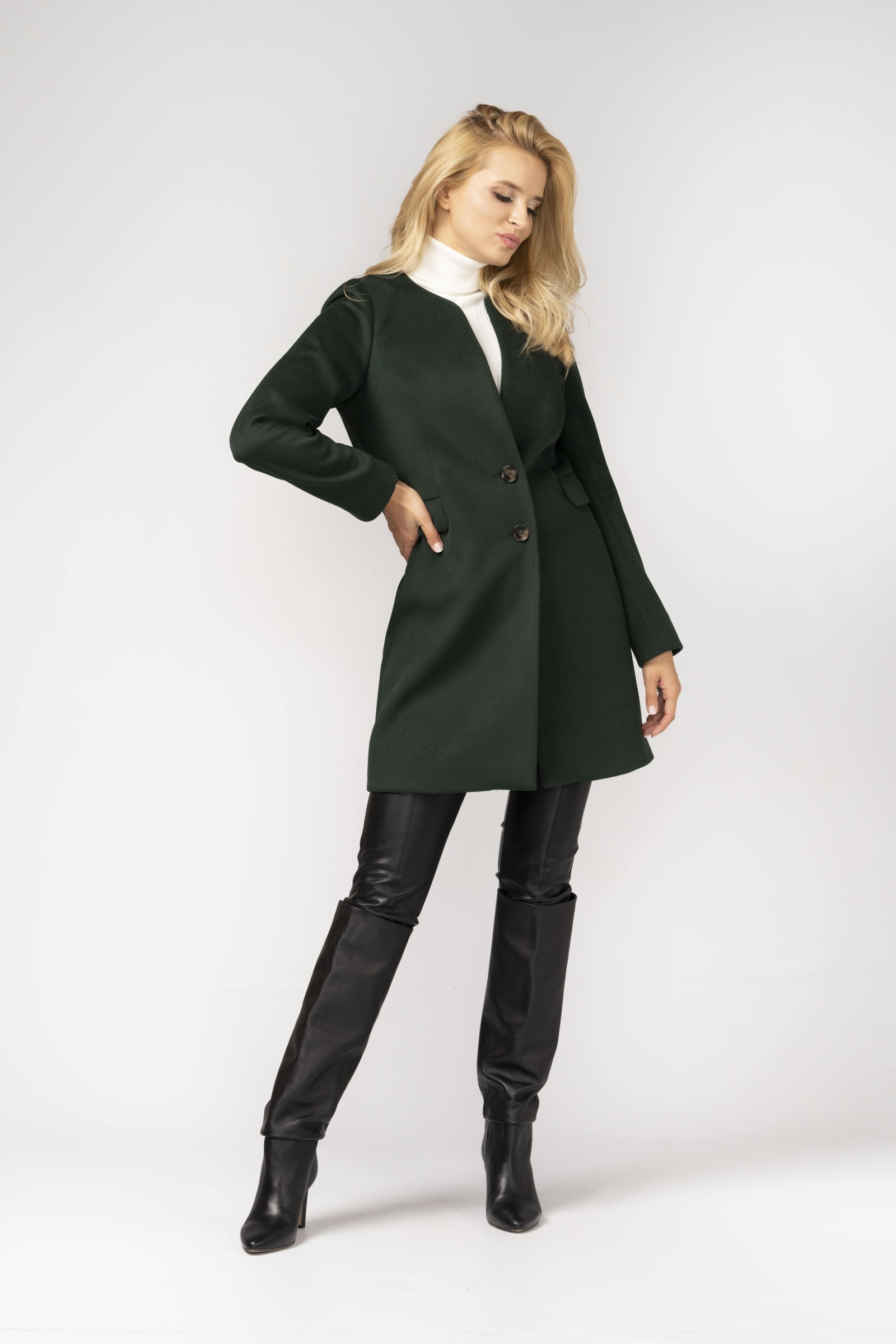 Minimalistyczny, butelkowo-zielony, nieocieplany płaszcz z patką m527