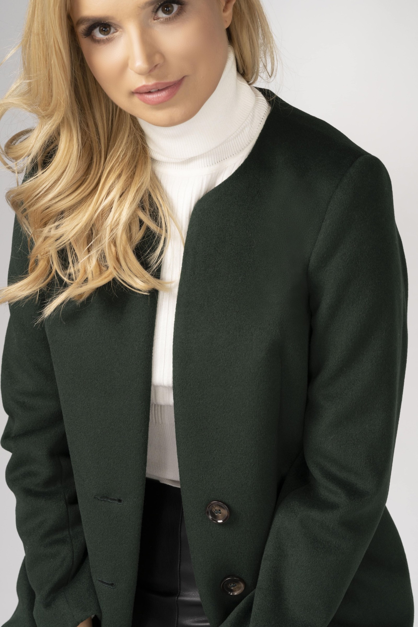 Minimalistyczny, butelkowo-zielony, nieocieplany płaszcz z patką m527