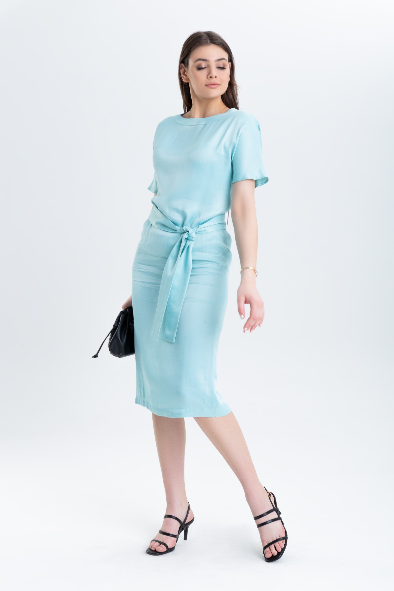 Luźna, prosta sukienka z paskiem w talii m969 Szulist