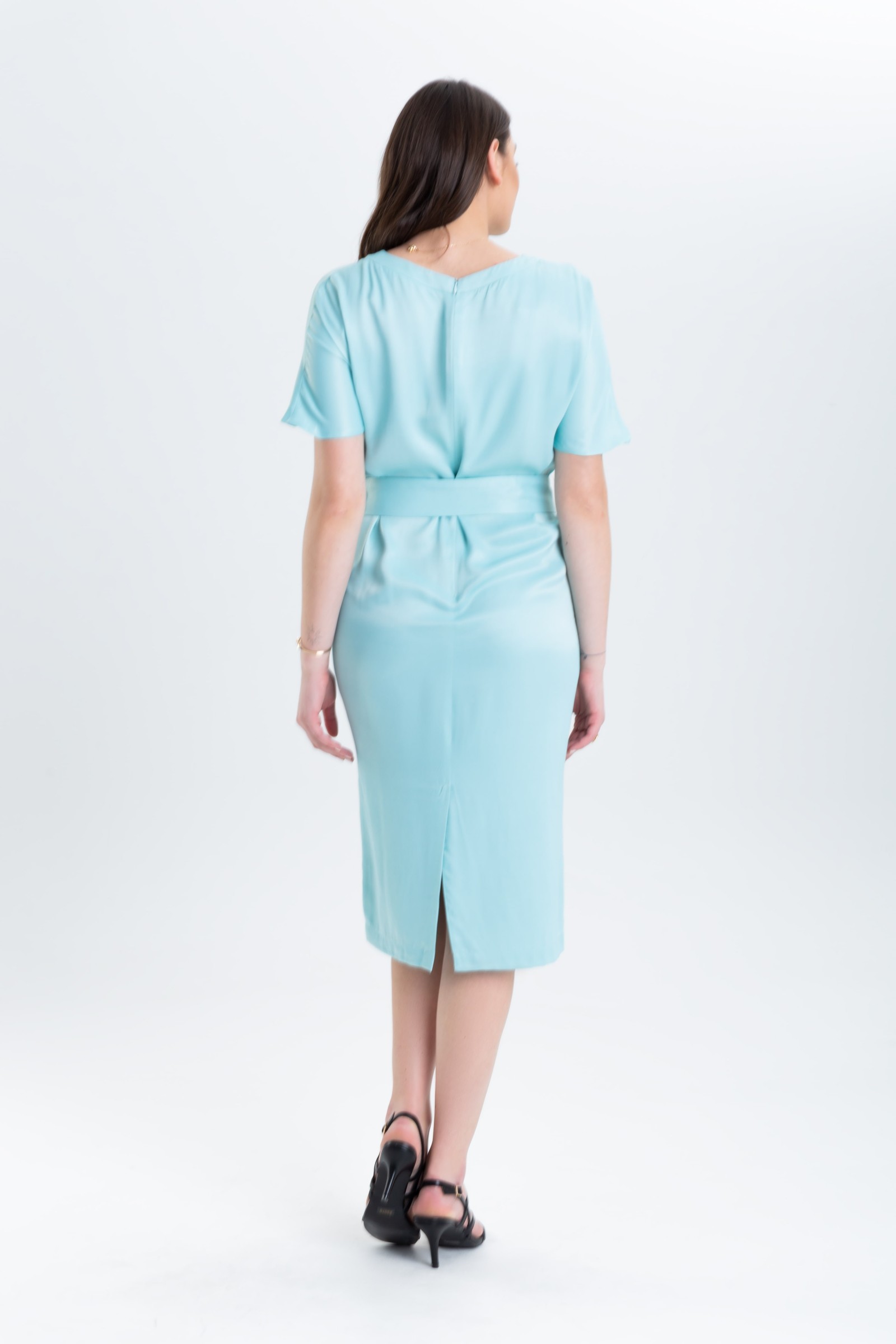 Luźna, prosta sukienka z paskiem w talii m969 Szulist