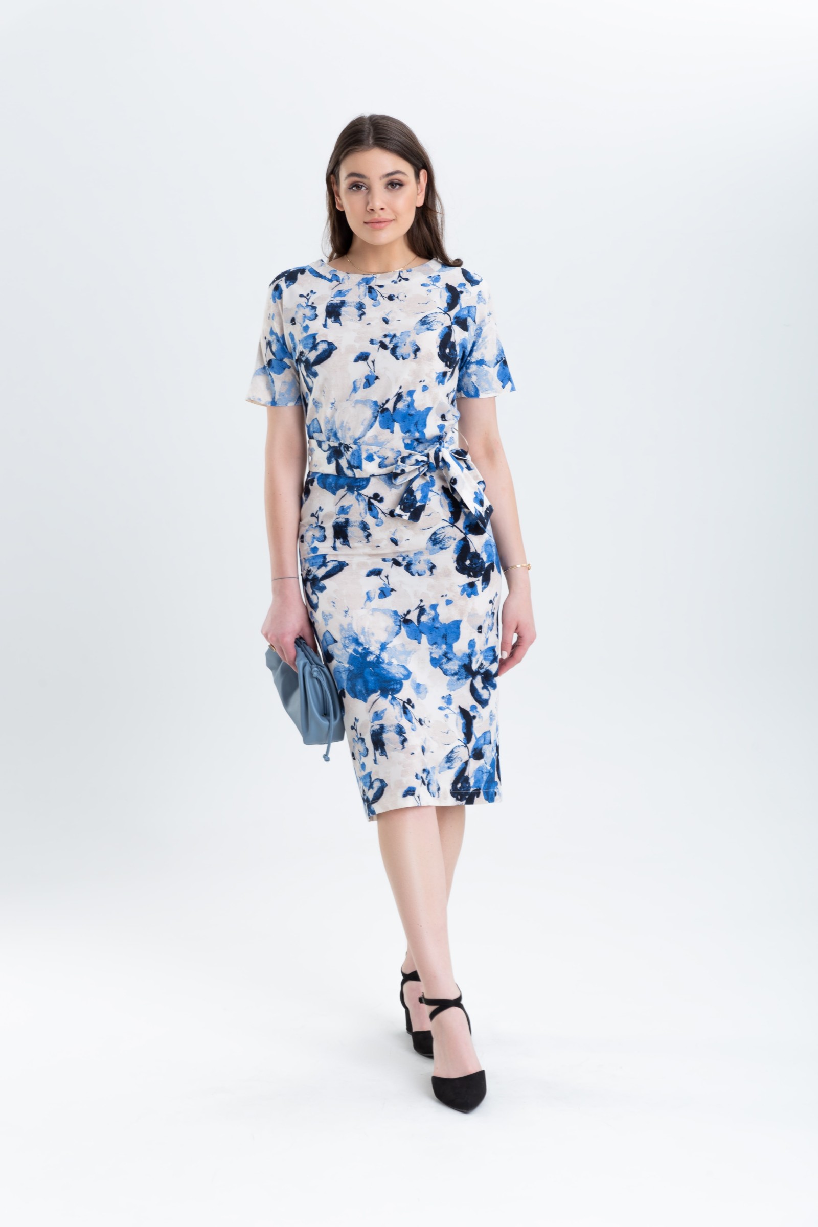 Luźna, prosta sukienka z paskiem w talii m969 Szulist