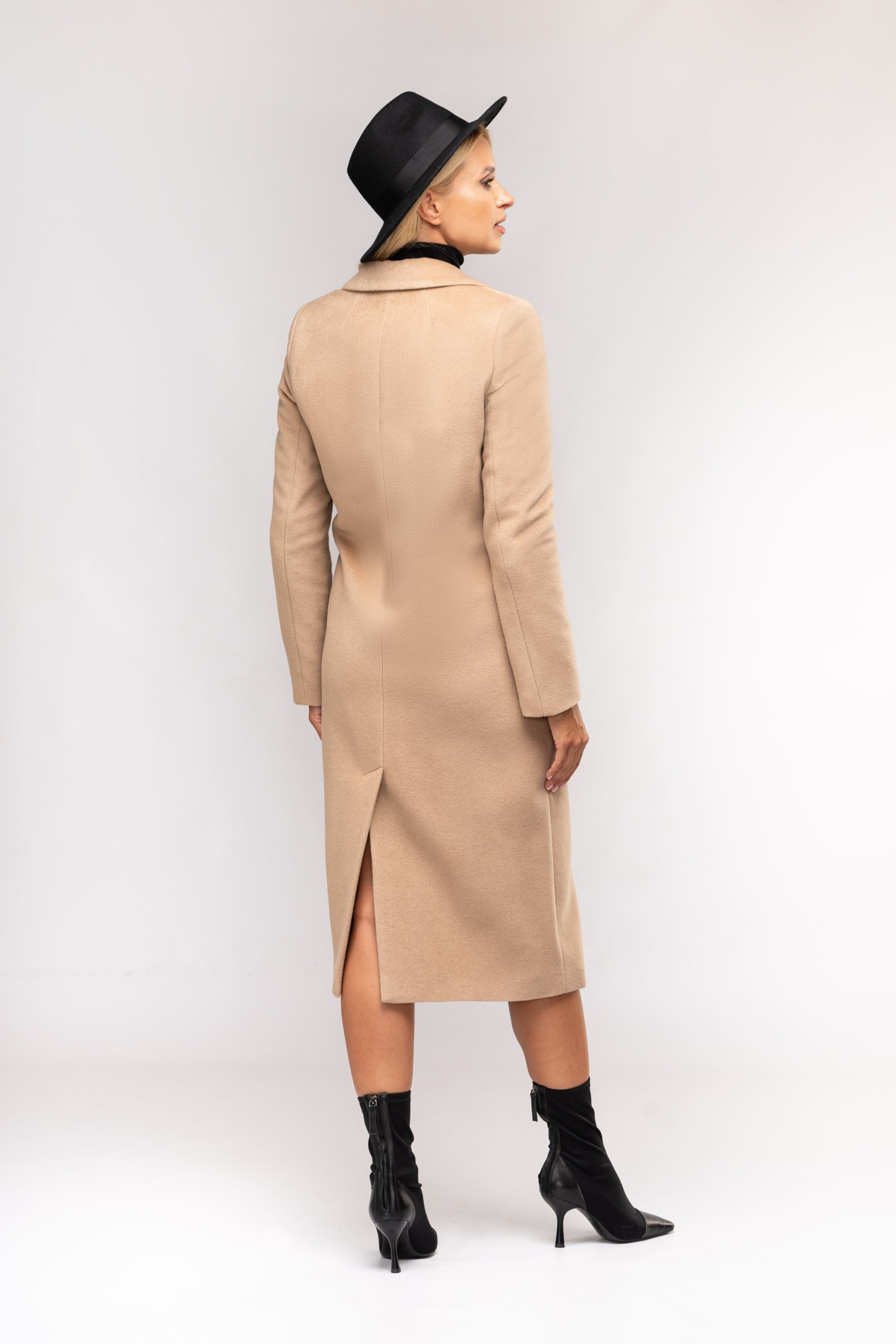 Prosta, camelowa, dwurzędowa dyplomatka m528