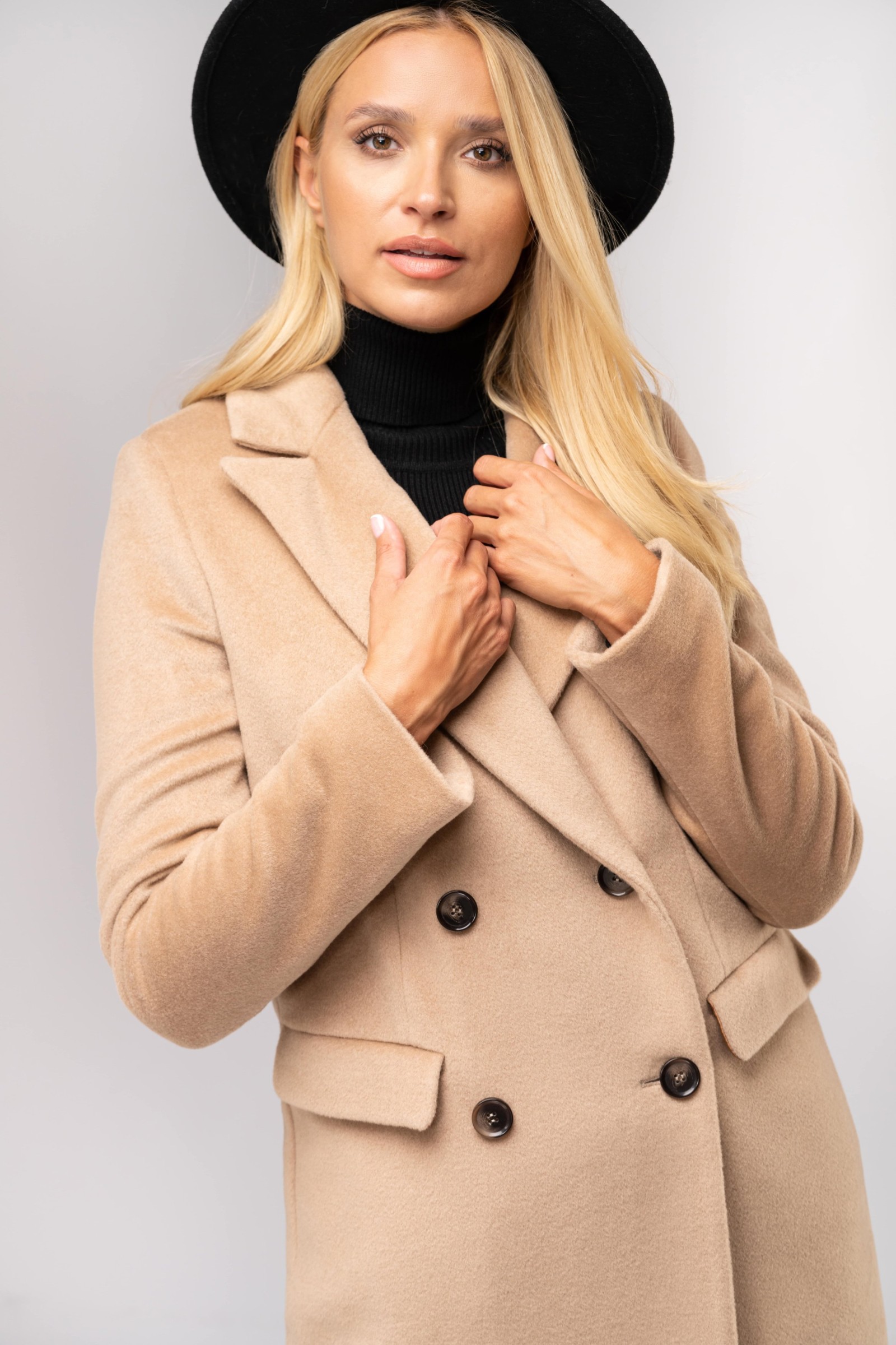 Prosta, camelowa, dwurzędowa dyplomatka m528