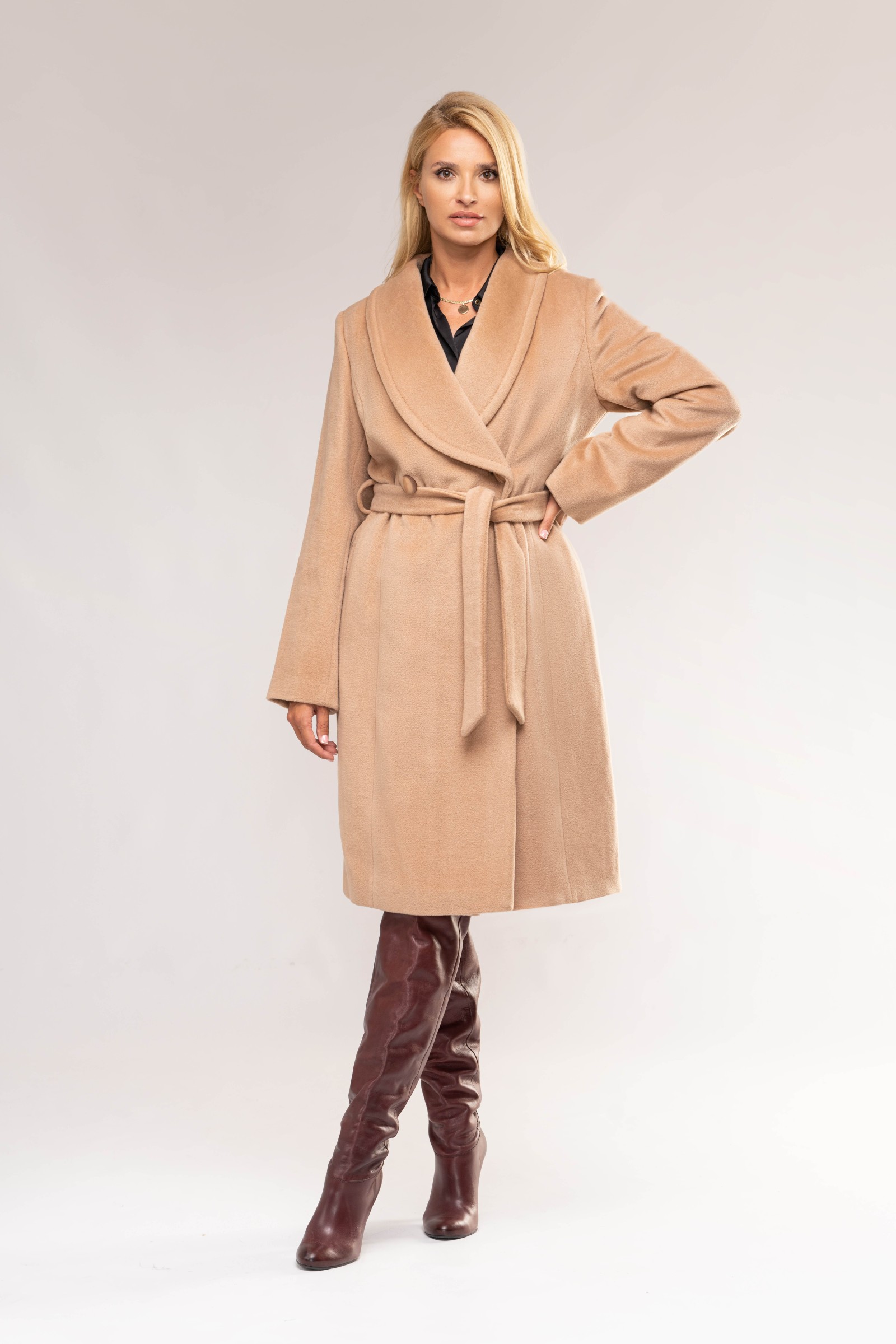 Długi, elegancki płaszcz z szalowym kołnierzem