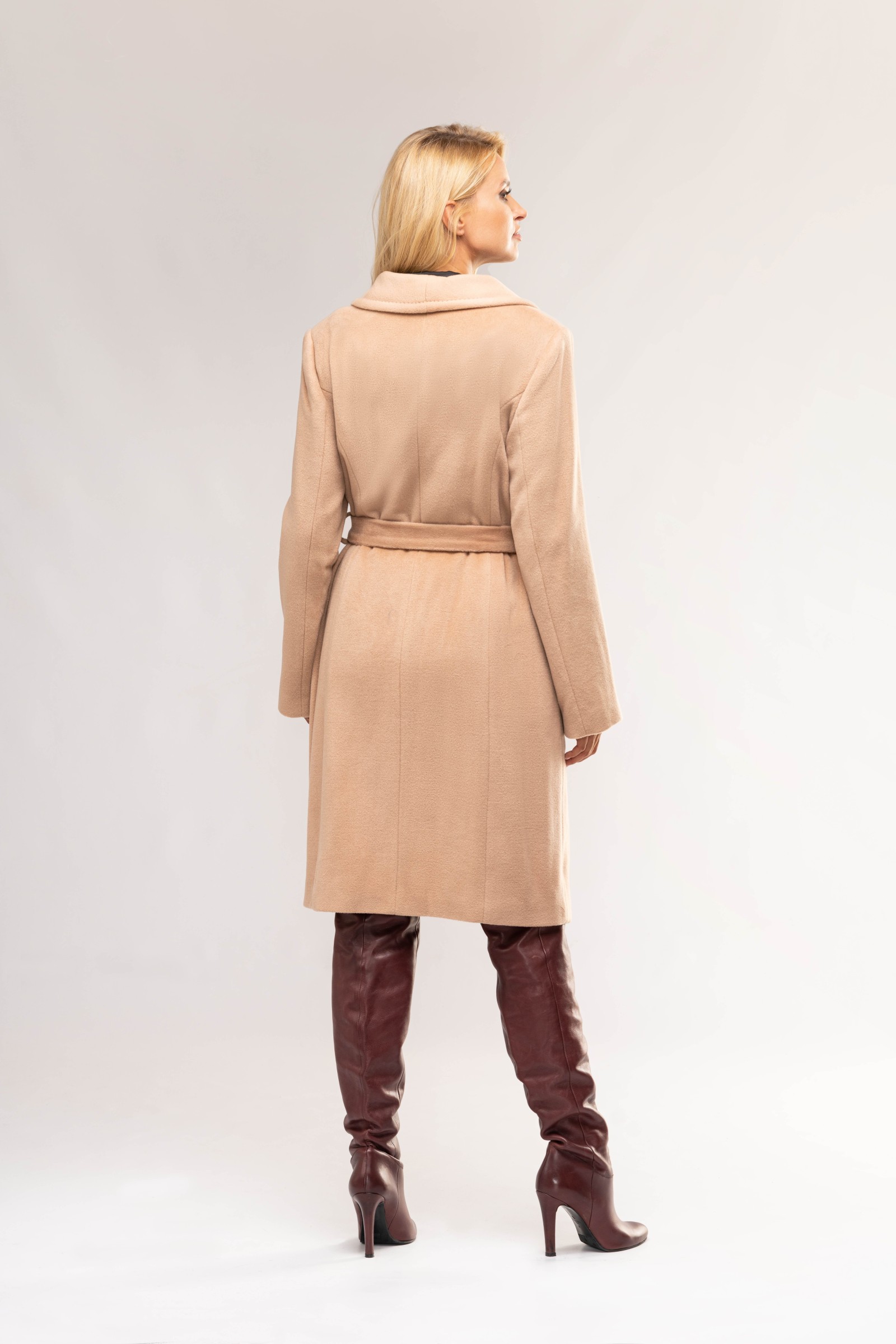 Długi, elegancki płaszcz z szalowym kołnierzem