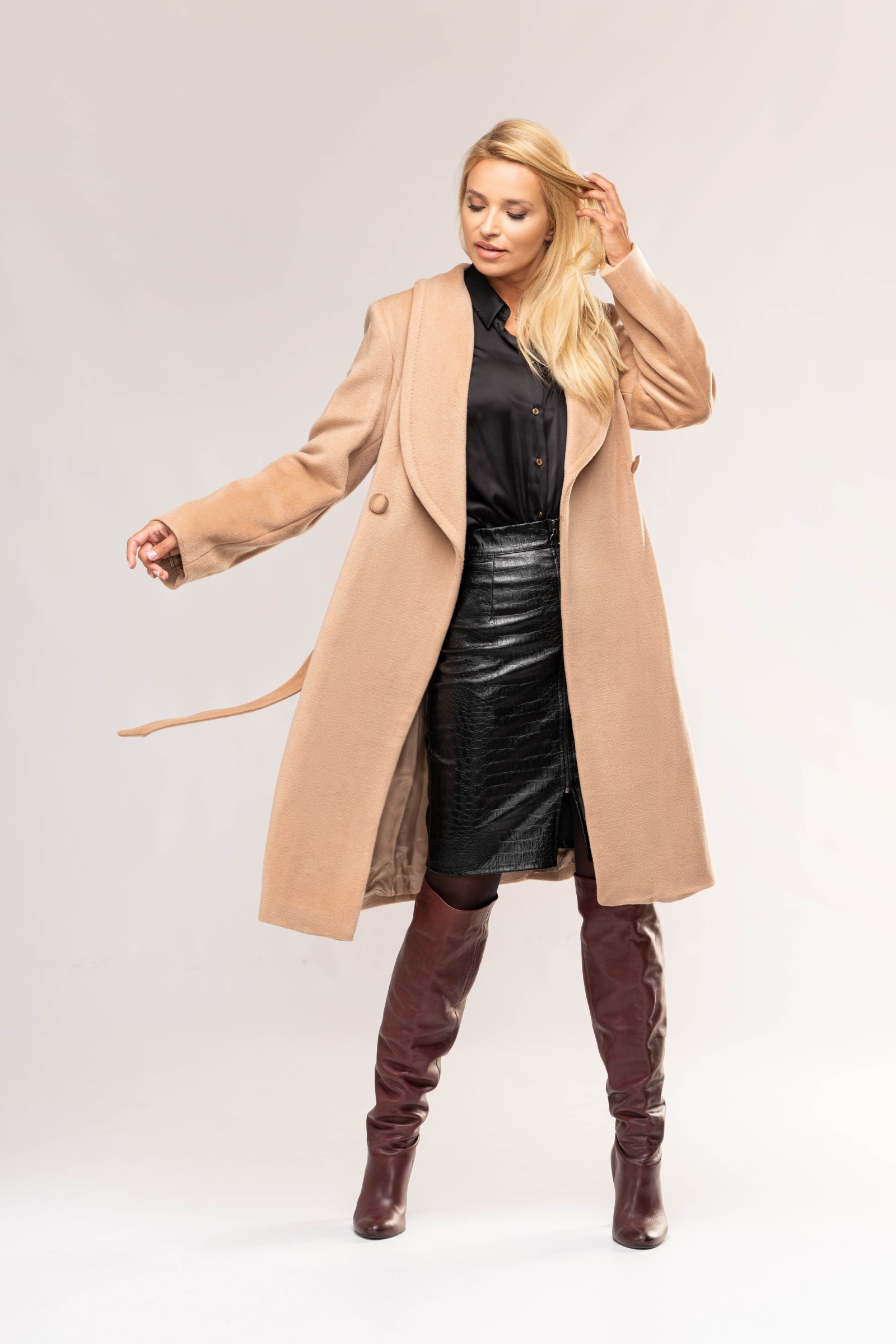 Długi, elegancki płaszcz z szalowym kołnierzem