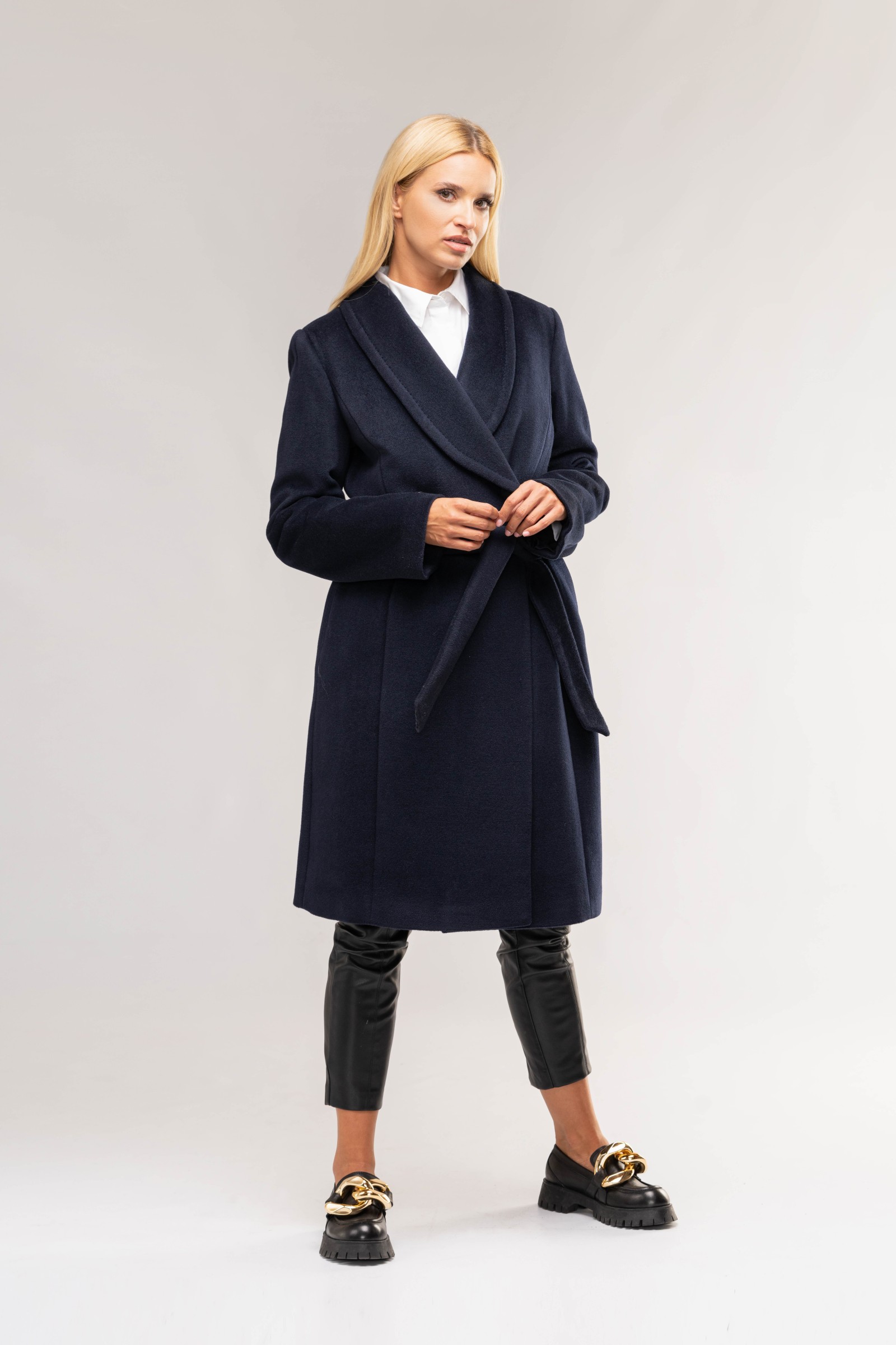 Długi, elegancki płaszcz z szalowym kołnierzem