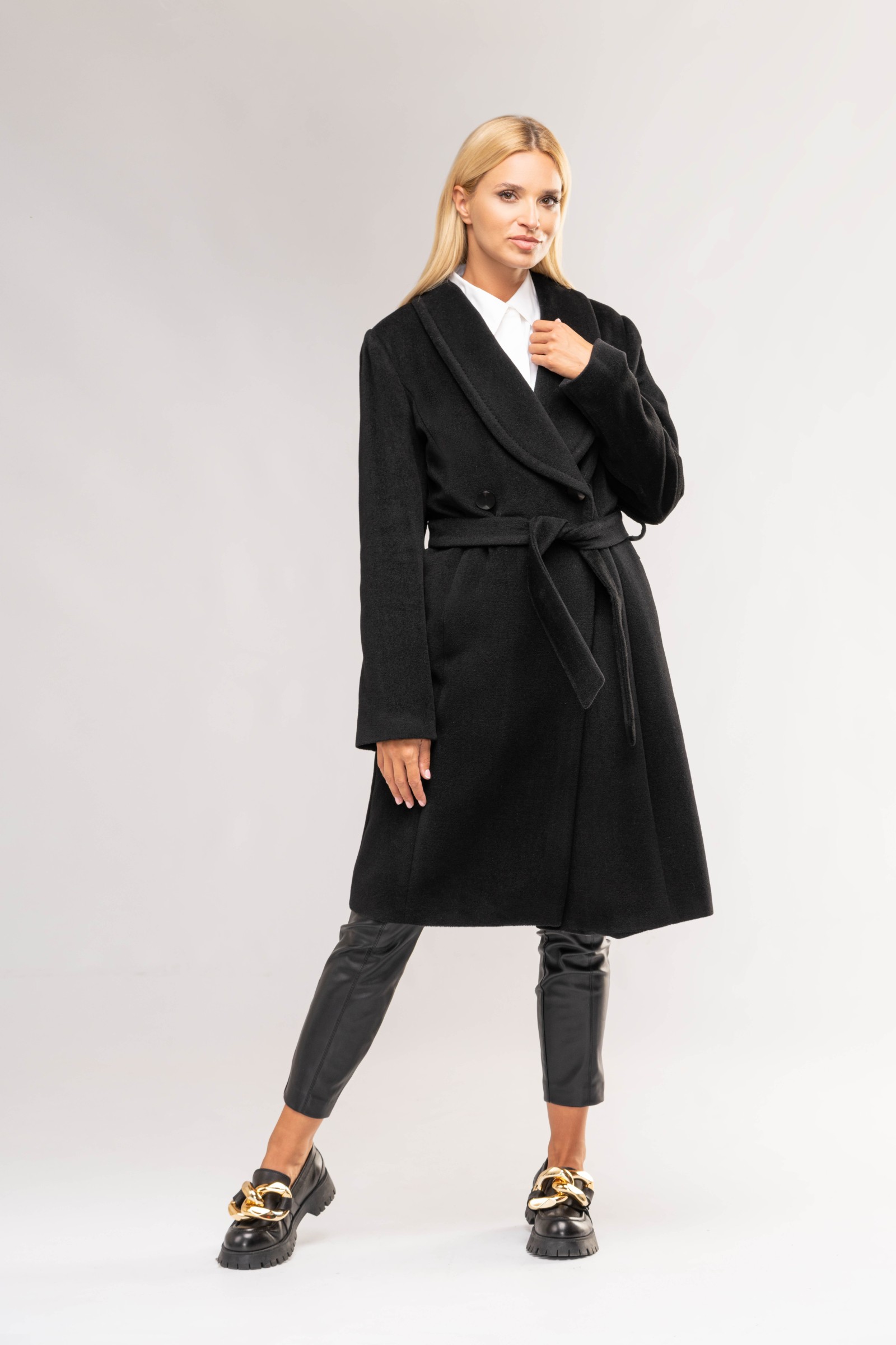 Długi, elegancki płaszcz z szalowym kołnierzem