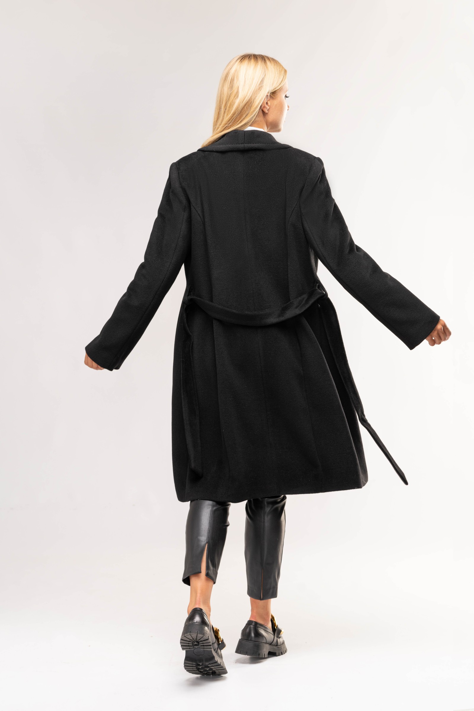 Długi, elegancki płaszcz z szalowym kołnierzem