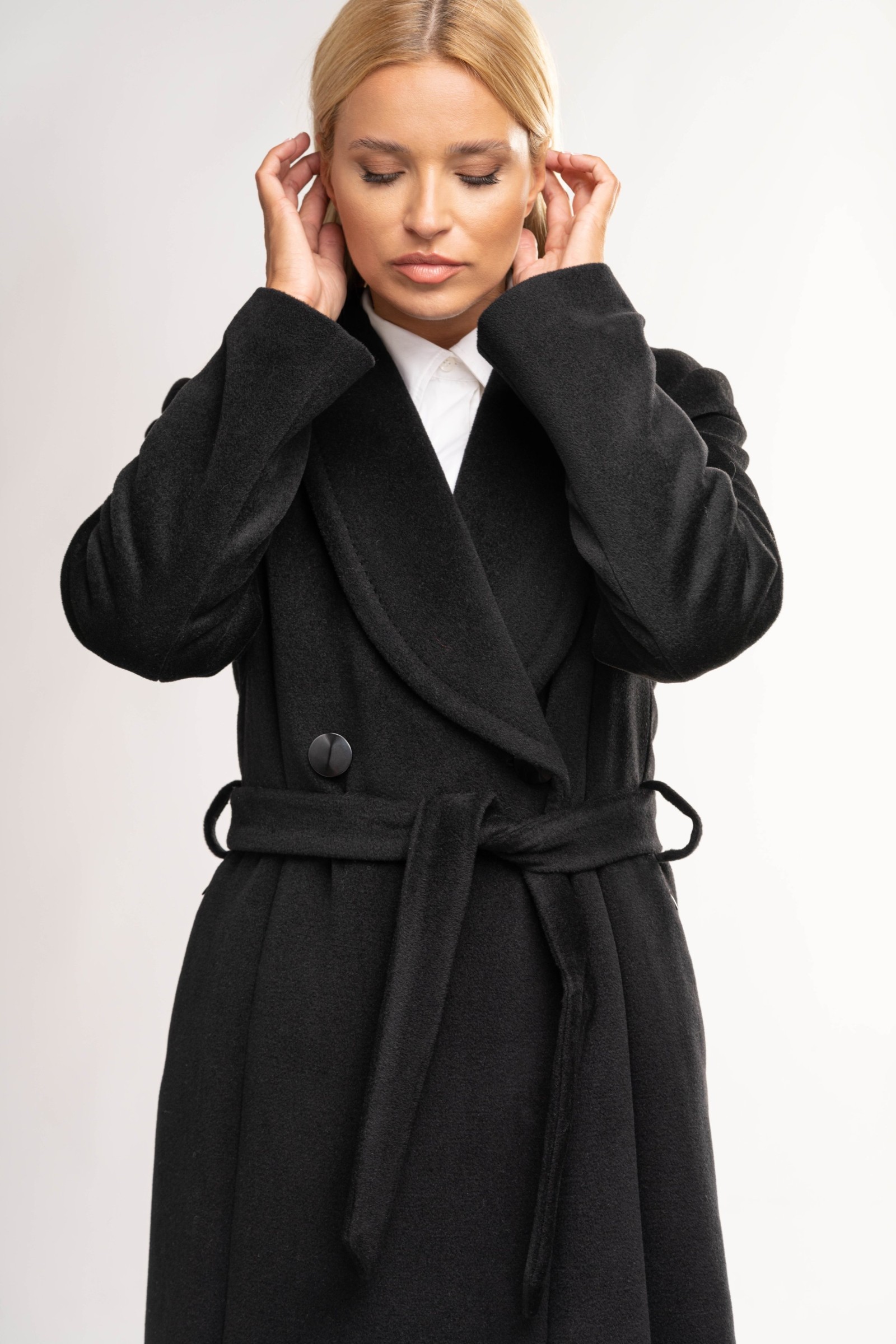 Długi, elegancki płaszcz z szalowym kołnierzem