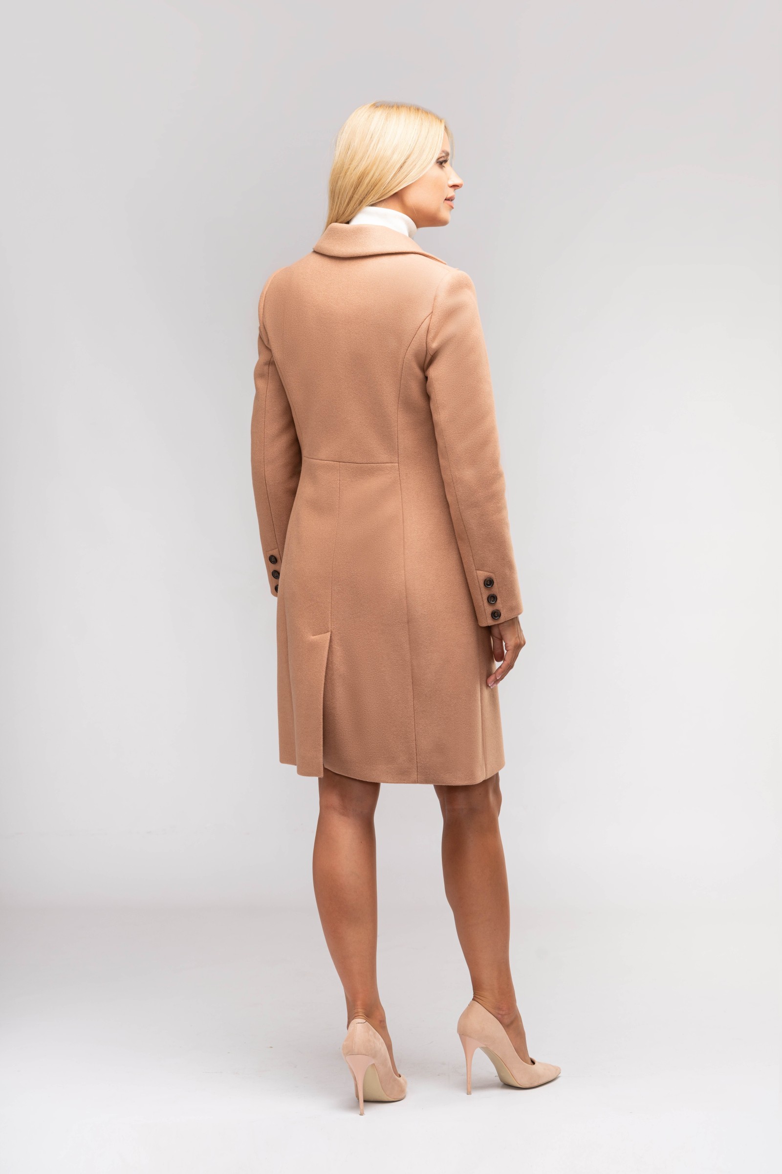 Elegancki płaszcz typu dyplomatka z kieszeniami w ramkach.