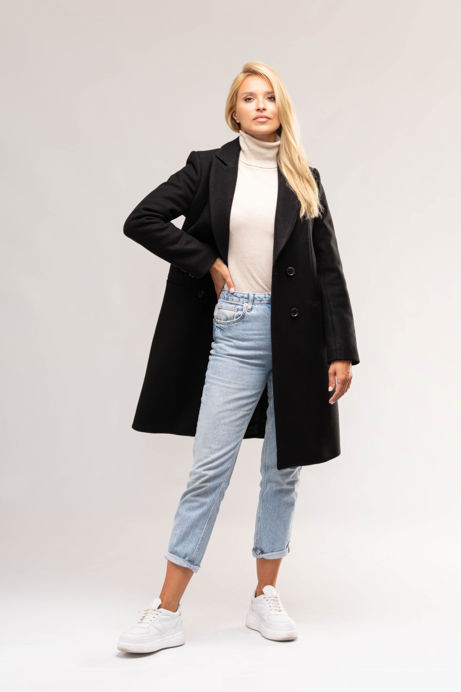 Elegancki płaszcz typu dyplomatka z kieszeniami w ramkach.