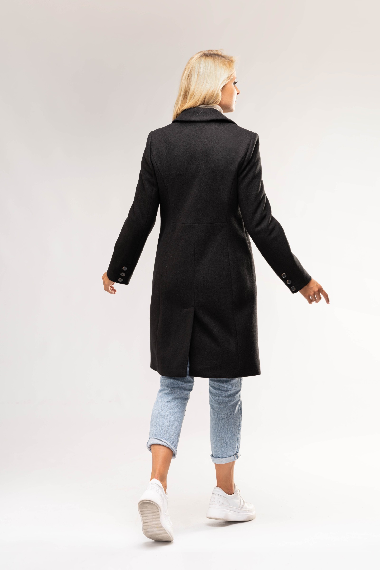 Elegancki płaszcz typu dyplomatka z kieszeniami w ramkach.