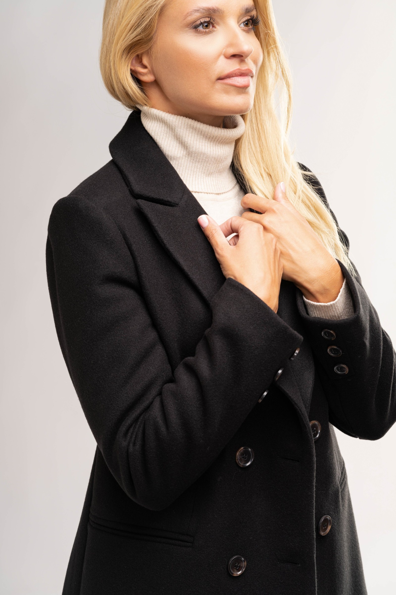 Elegancki płaszcz typu dyplomatka z kieszeniami w ramkach.