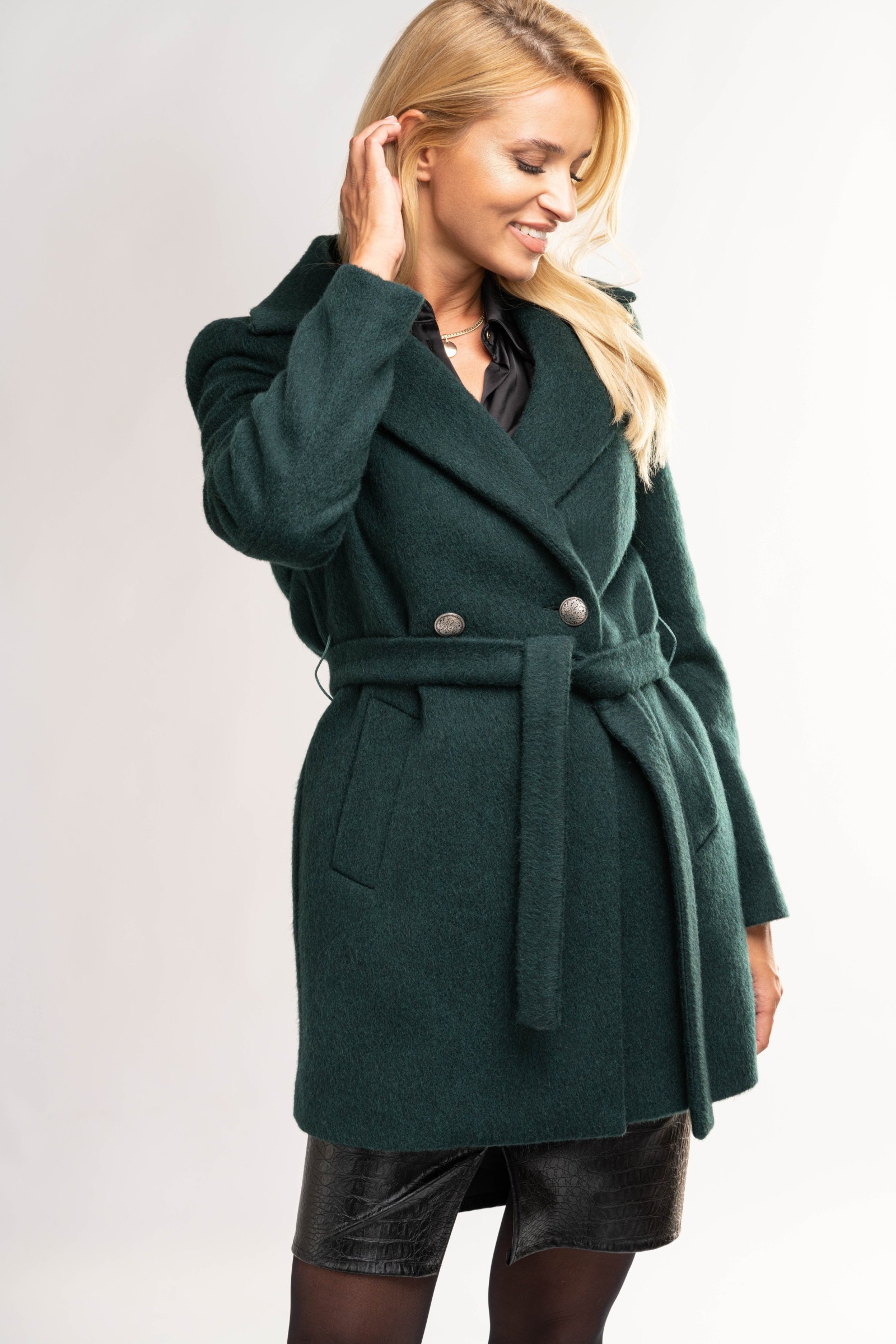 Klasyczny, krótki płaszcz zapinany na guzik w talii.