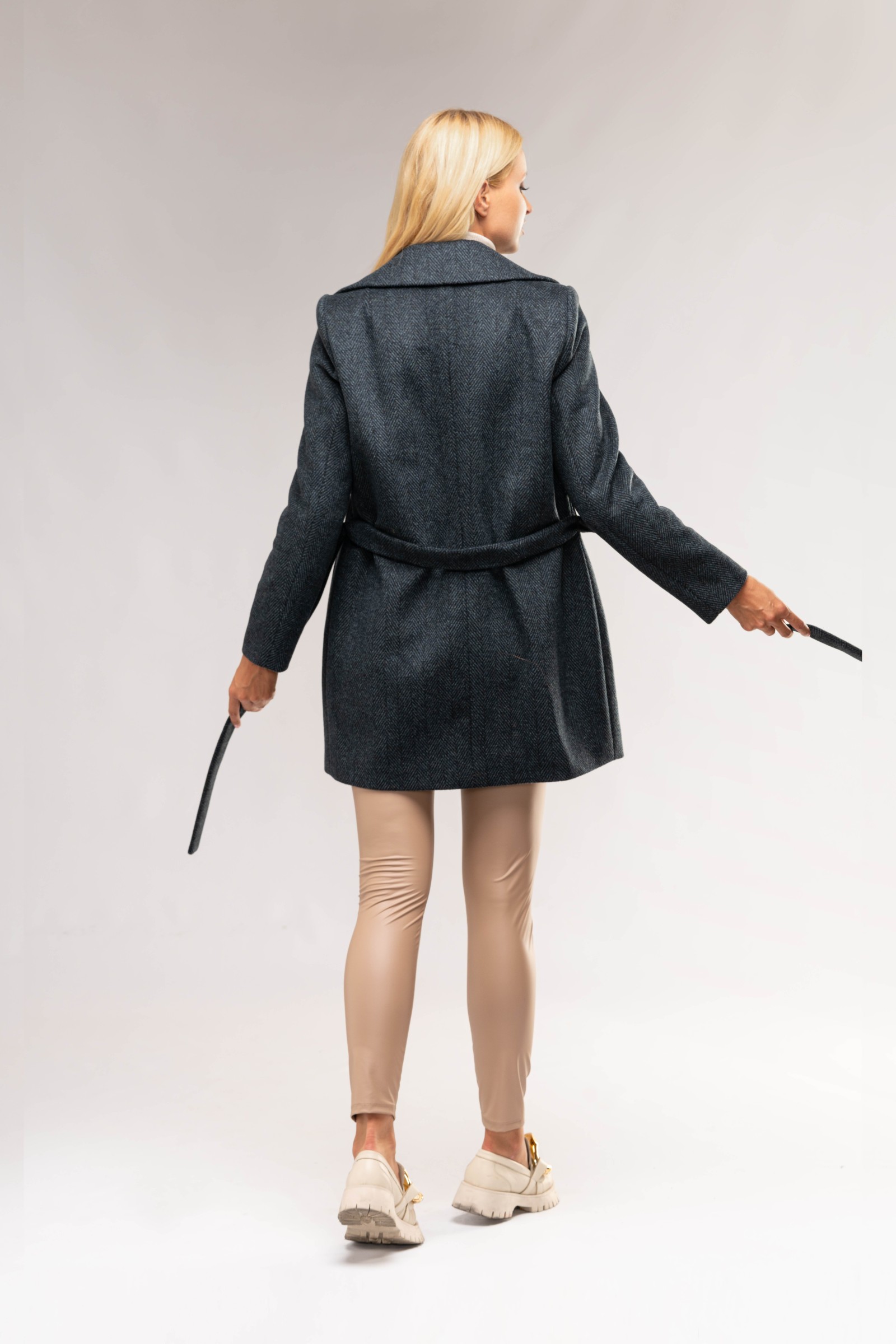 Klasyczny, krótki płaszcz zapinany na guzik w talii.