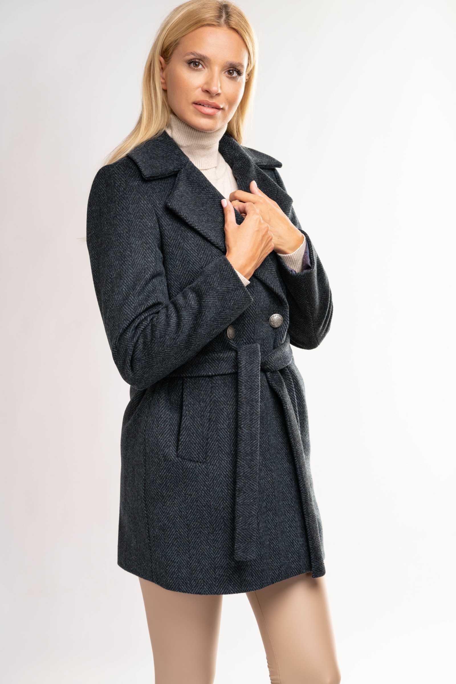 Klasyczny, krótki płaszcz zapinany na guzik w talii.