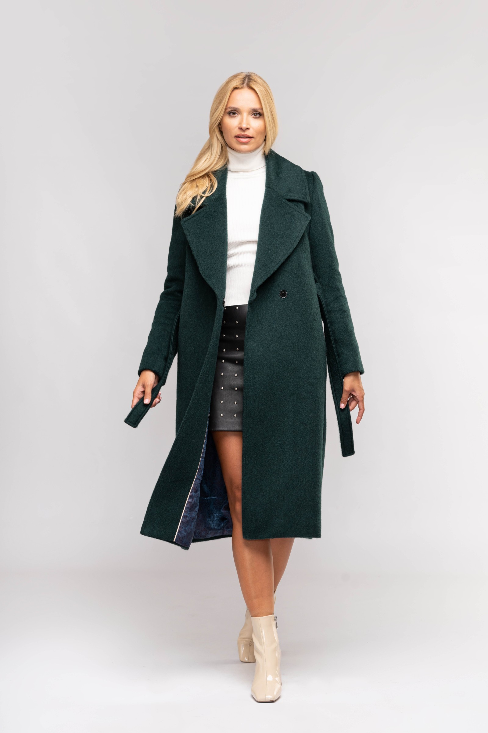 Modny długi damski płaszcz z dużymi klapami.