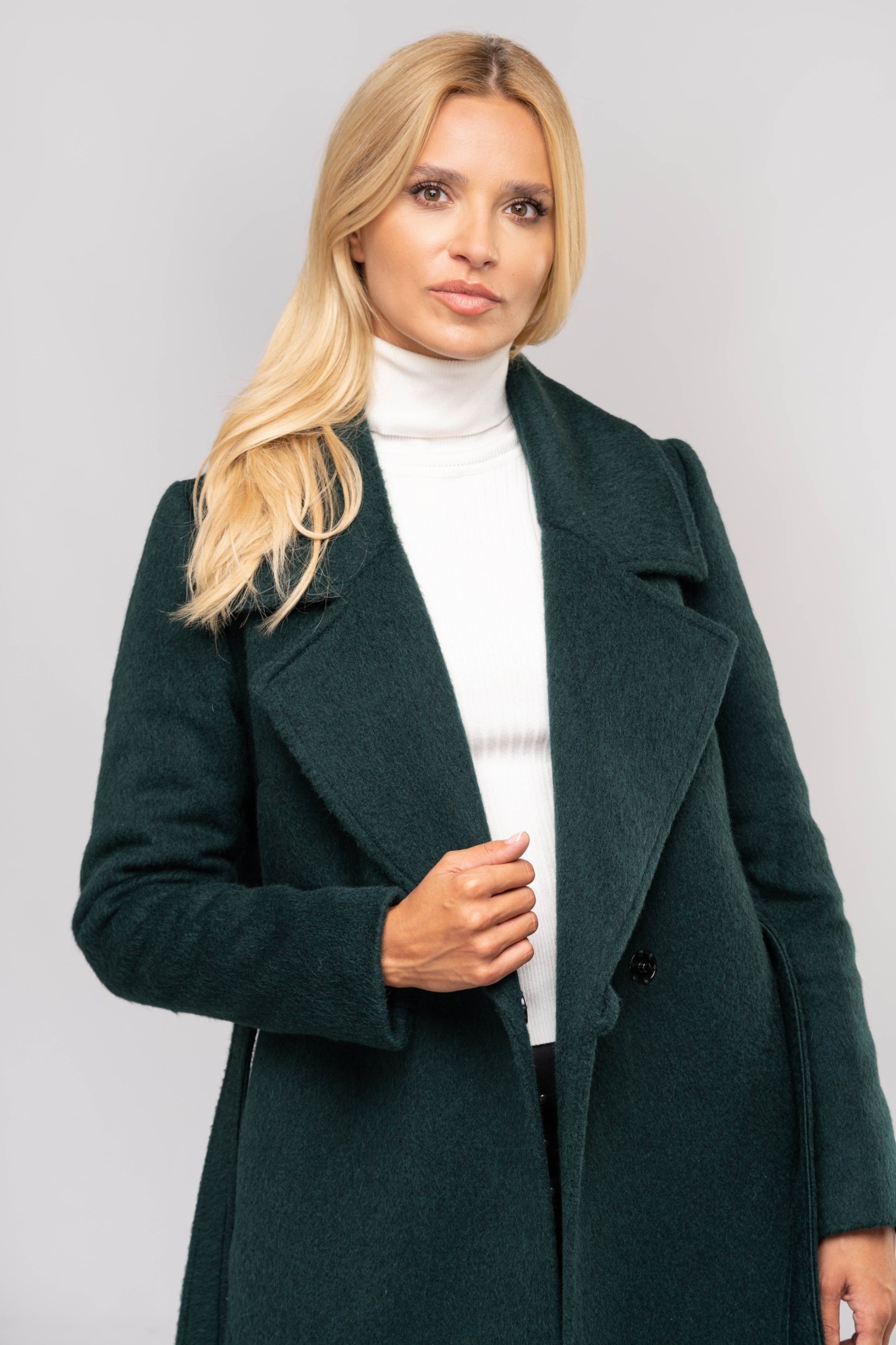 Modny długi damski płaszcz z dużymi klapami.