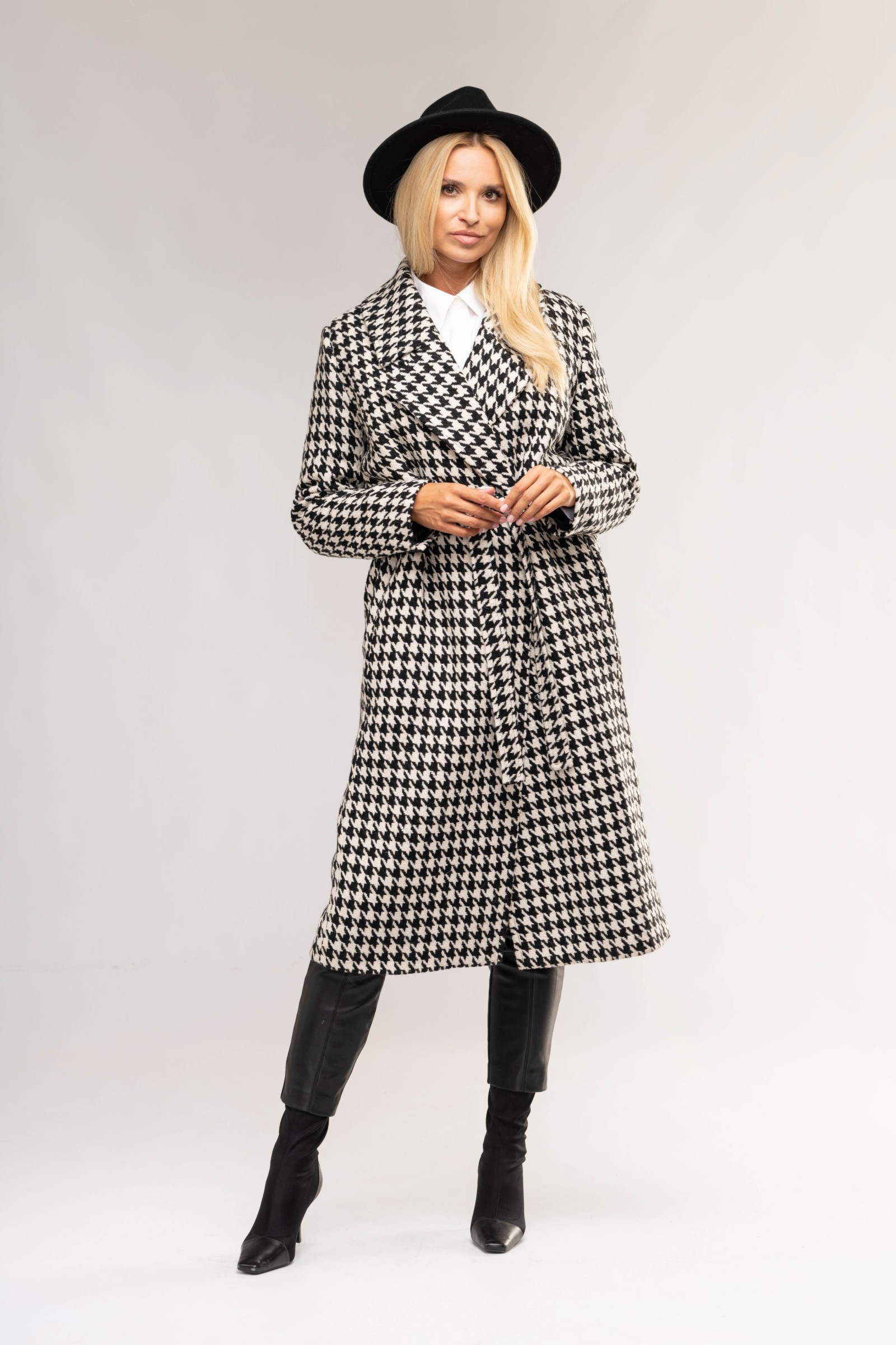 Modny długi damski płaszcz z dużymi klapami.