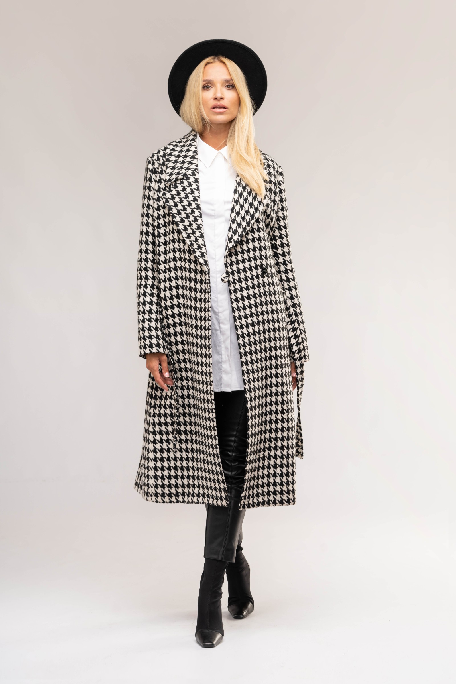 Modny długi damski płaszcz z dużymi klapami.