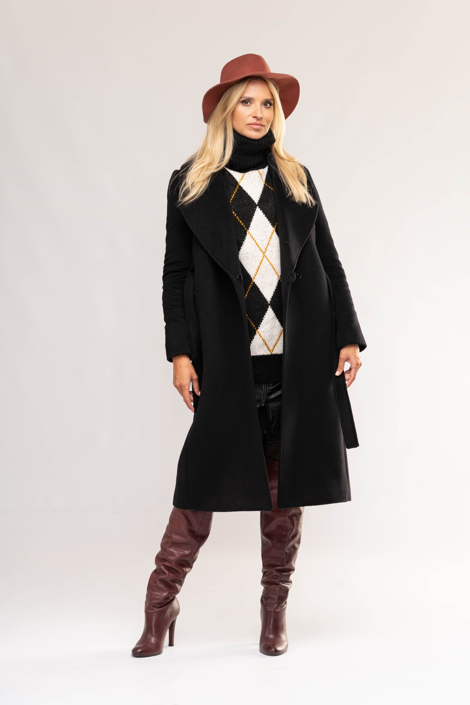 Modny długi damski płaszcz z dużymi klapami.