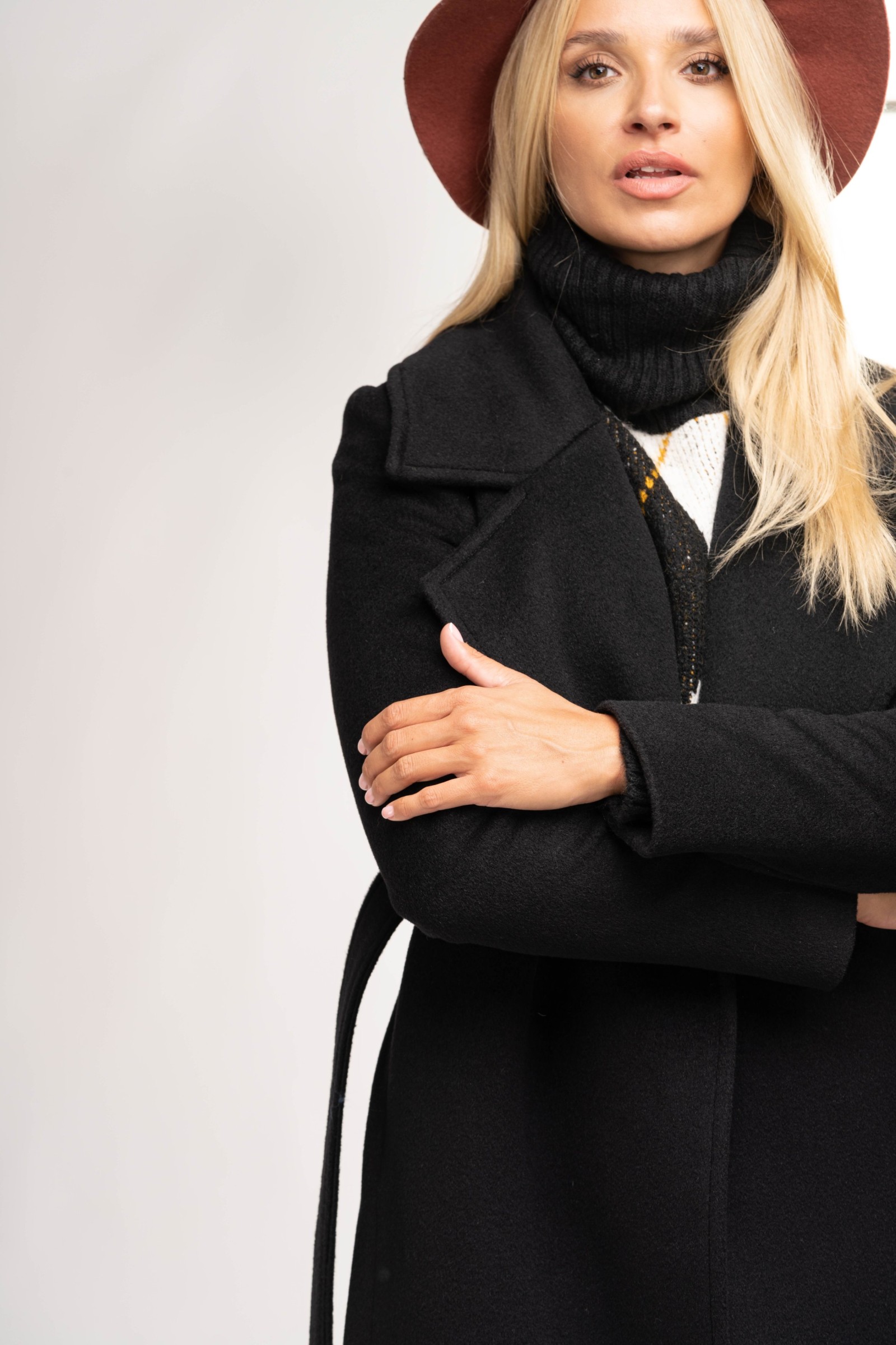 Modny długi damski płaszcz z dużymi klapami.