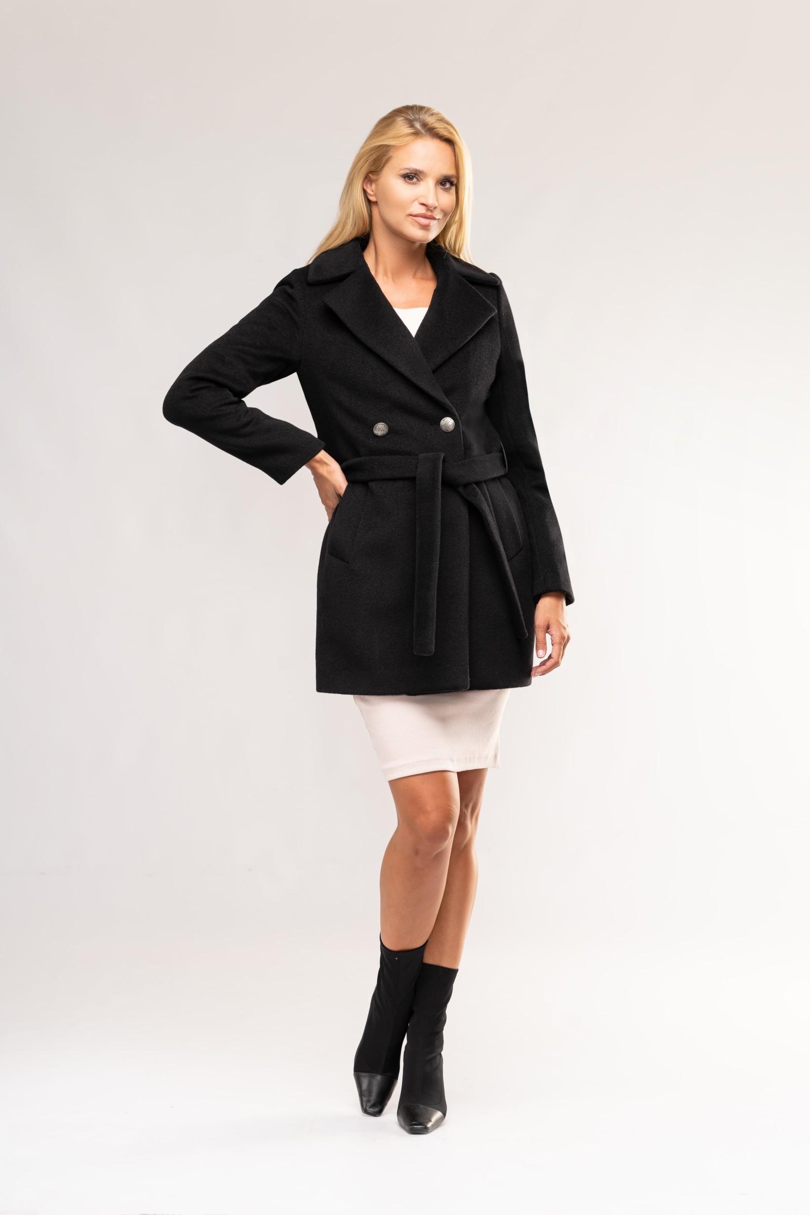 Klasyczny, krótki płaszcz zapinany na guzik w talii.