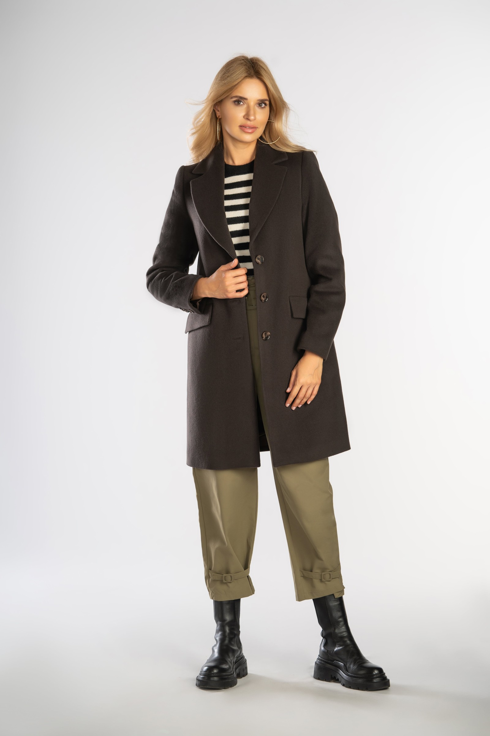 Klasyczna, prosta damska dyplomatka.
Płaszcz o prostym kroju, zapinany na krytą napę w talii i pasek.