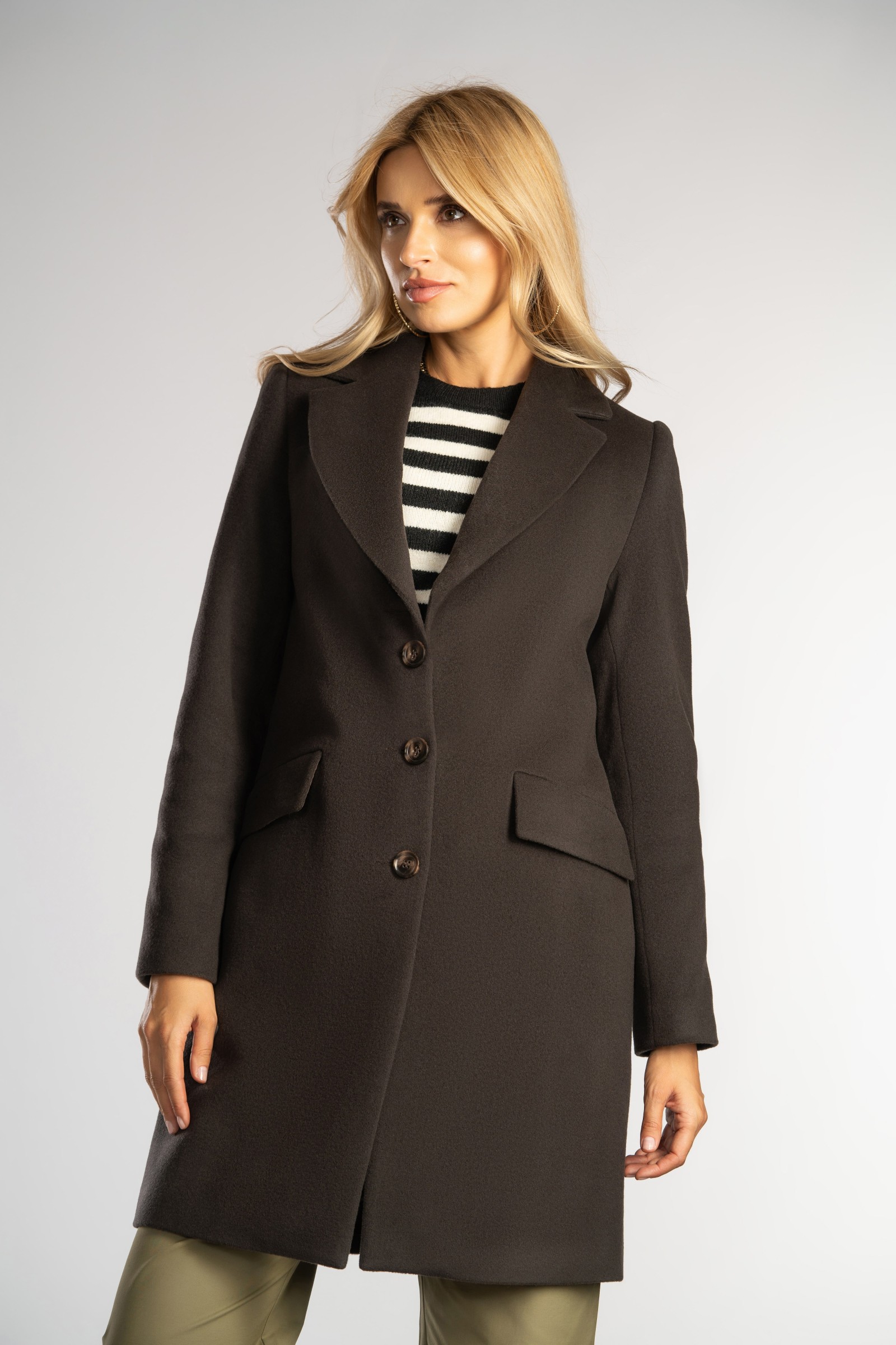 Klasyczna, prosta damska dyplomatka.
Płaszcz o prostym kroju, zapinany na krytą napę w talii i pasek.