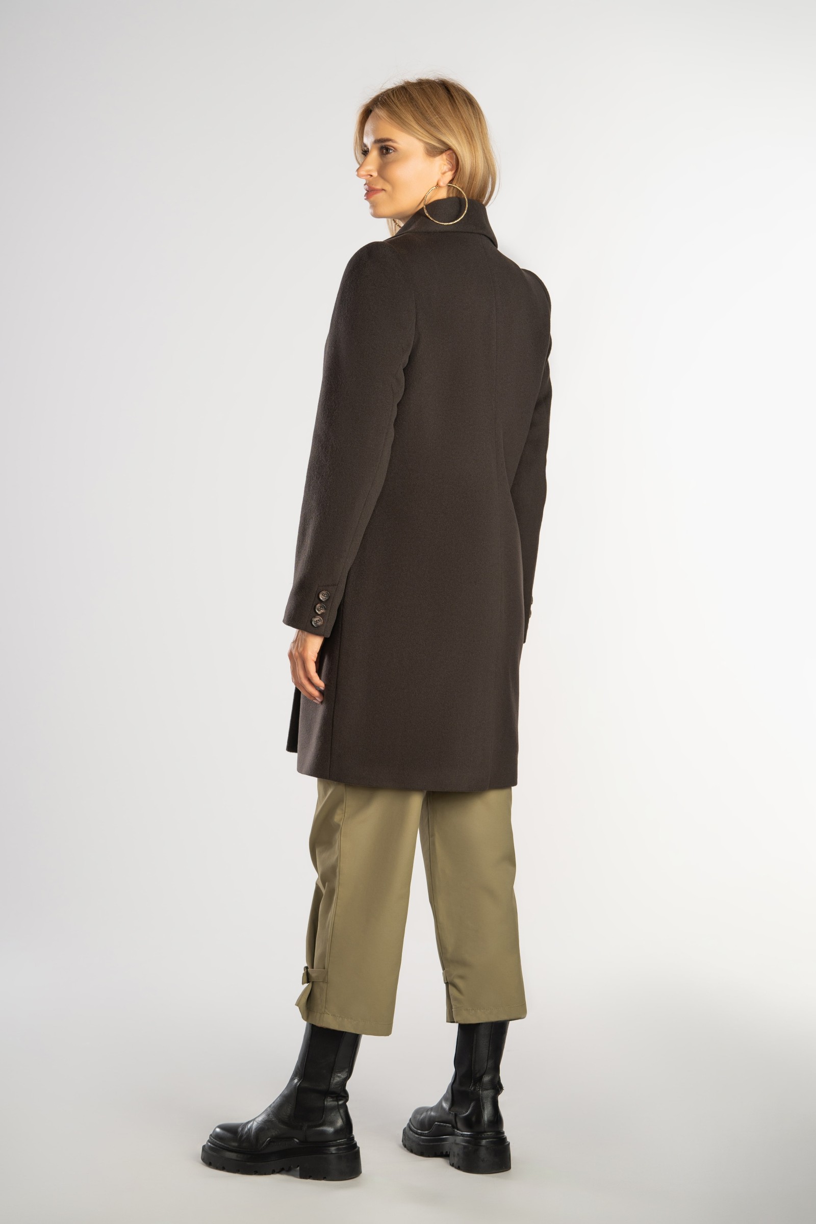 Klasyczna, prosta damska dyplomatka.
Płaszcz o prostym kroju, zapinany na krytą napę w talii i pasek.