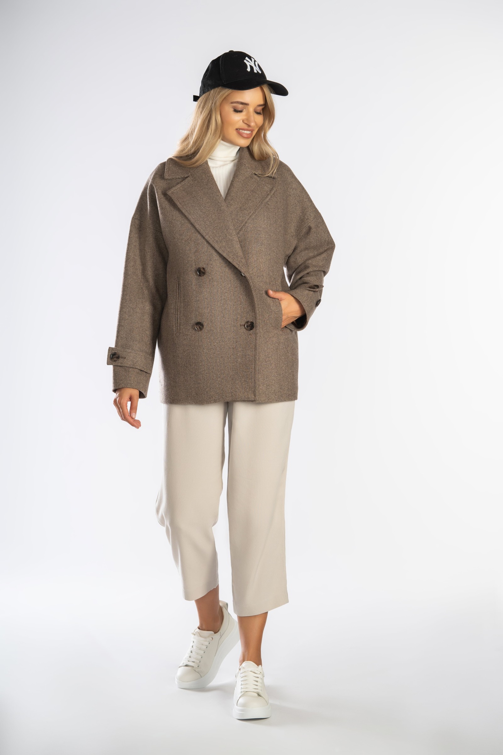 Krótki płaszcz typu oversize z opuszczonymi ramionami.
Wygodna, modna kurta z wysokiej jakości tkaniny.