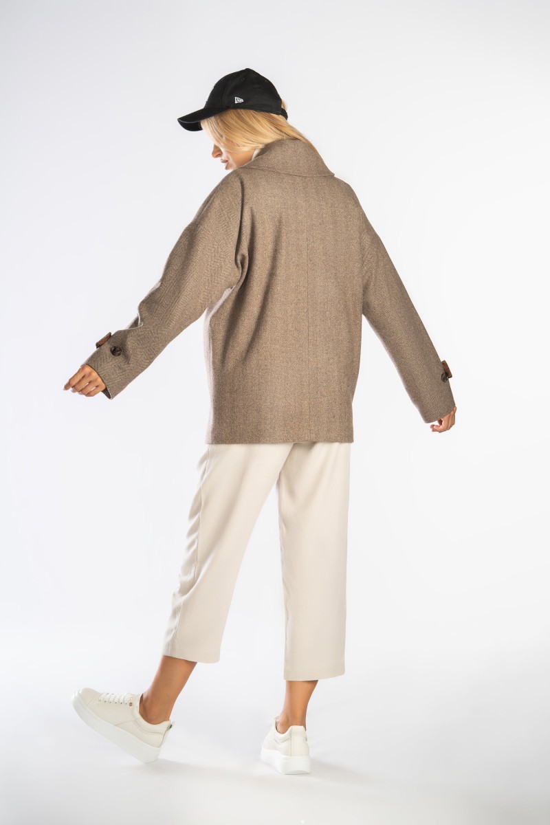 Krótki płaszcz typu oversize z opuszczonymi ramionami.
Wygodna, modna kurta z wysokiej jakości tkaniny.