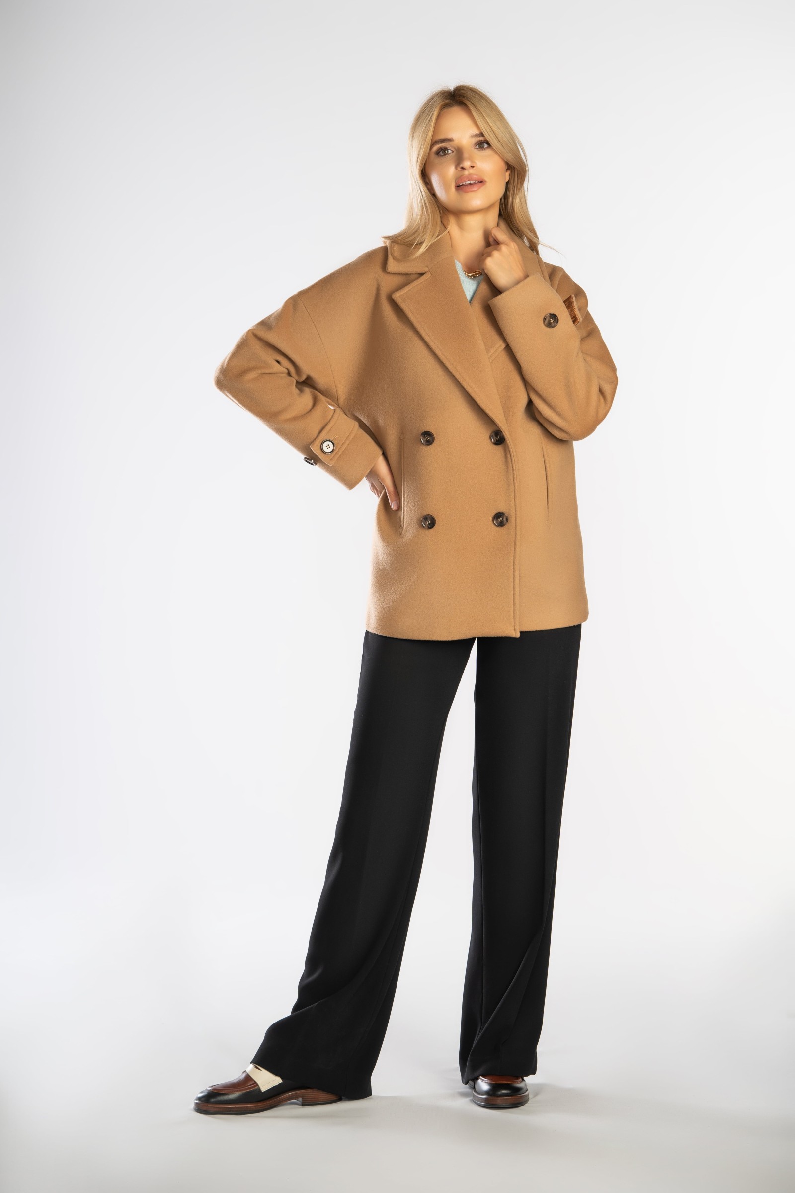 Krótki płaszcz typu oversize z opuszczonymi ramionami.
Wygodna, modna kurta z wysokiej jakości tkaniny.