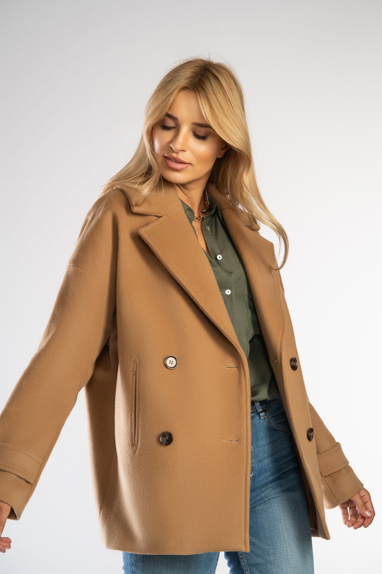 Krótki płaszcz typu oversize z opuszczonymi ramionami.
Wygodna, modna kurta z wysokiej jakości tkaniny.