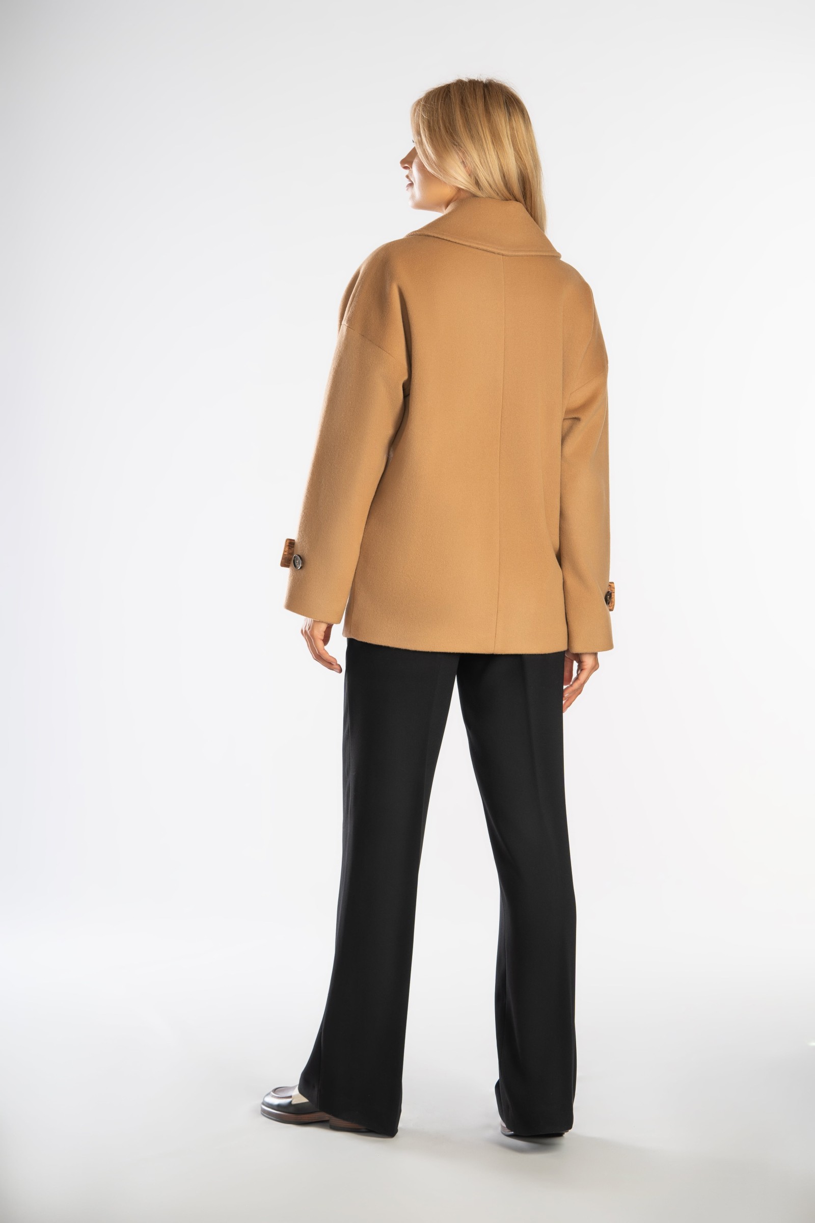 Krótki płaszcz typu oversize z opuszczonymi ramionami.
Wygodna, modna kurta z wysokiej jakości tkaniny.