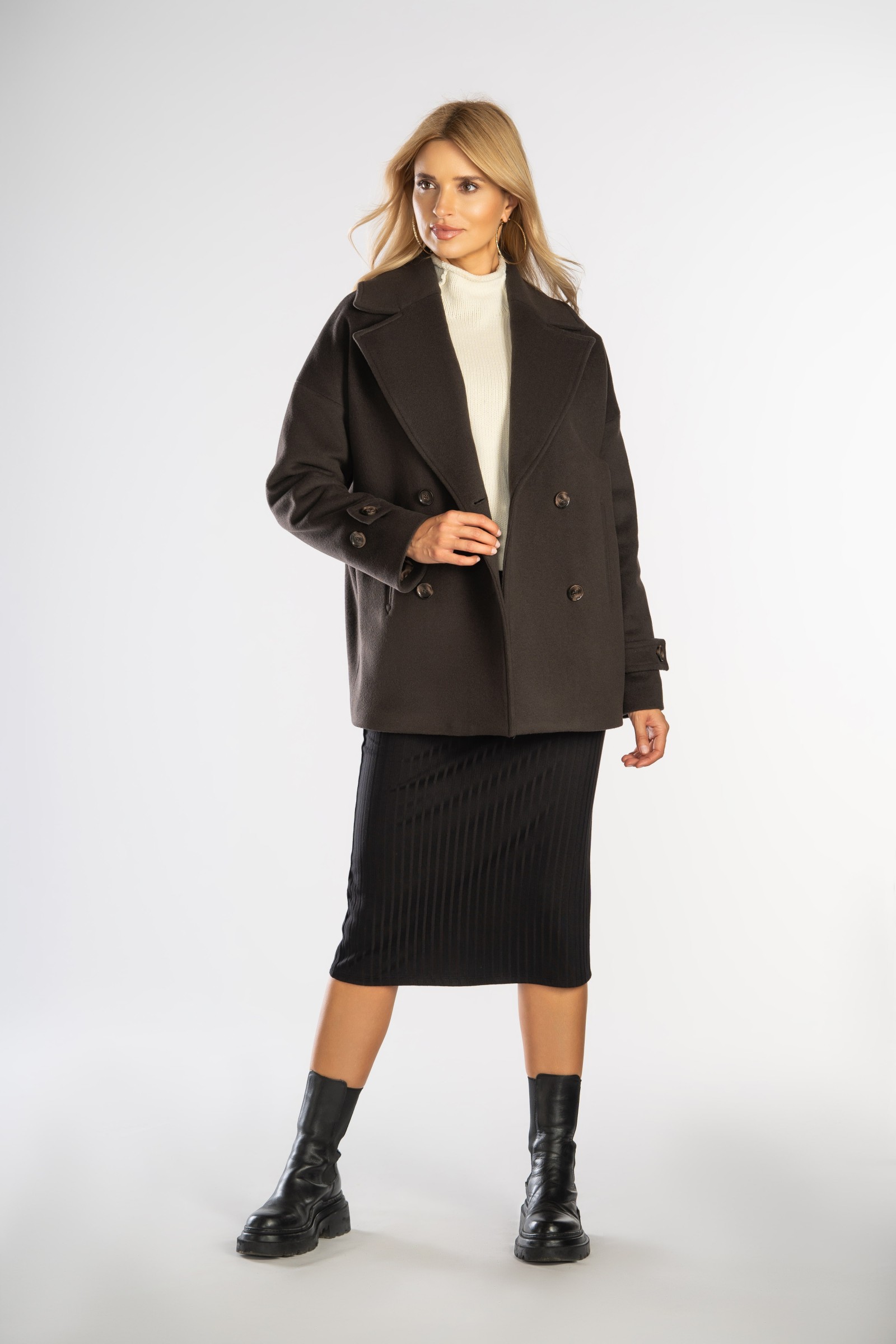 Krótki płaszcz typu oversize z opuszczonymi ramionami.
Wygodna, modna kurta z wysokiej jakości tkaniny.