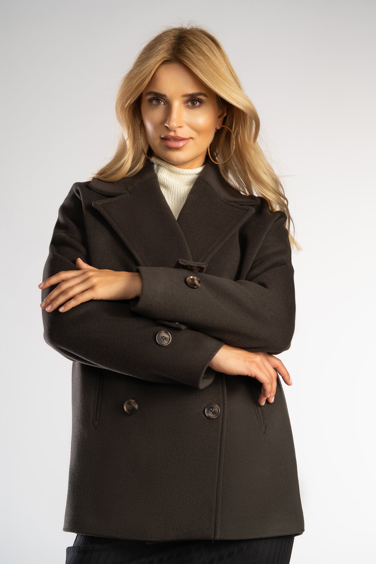 Krótki płaszcz typu oversize z opuszczonymi ramionami.
Wygodna, modna kurta z wysokiej jakości tkaniny.