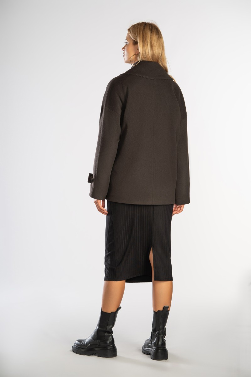 Krótki płaszcz typu oversize z opuszczonymi ramionami.
Wygodna, modna kurta z wysokiej jakości tkaniny.