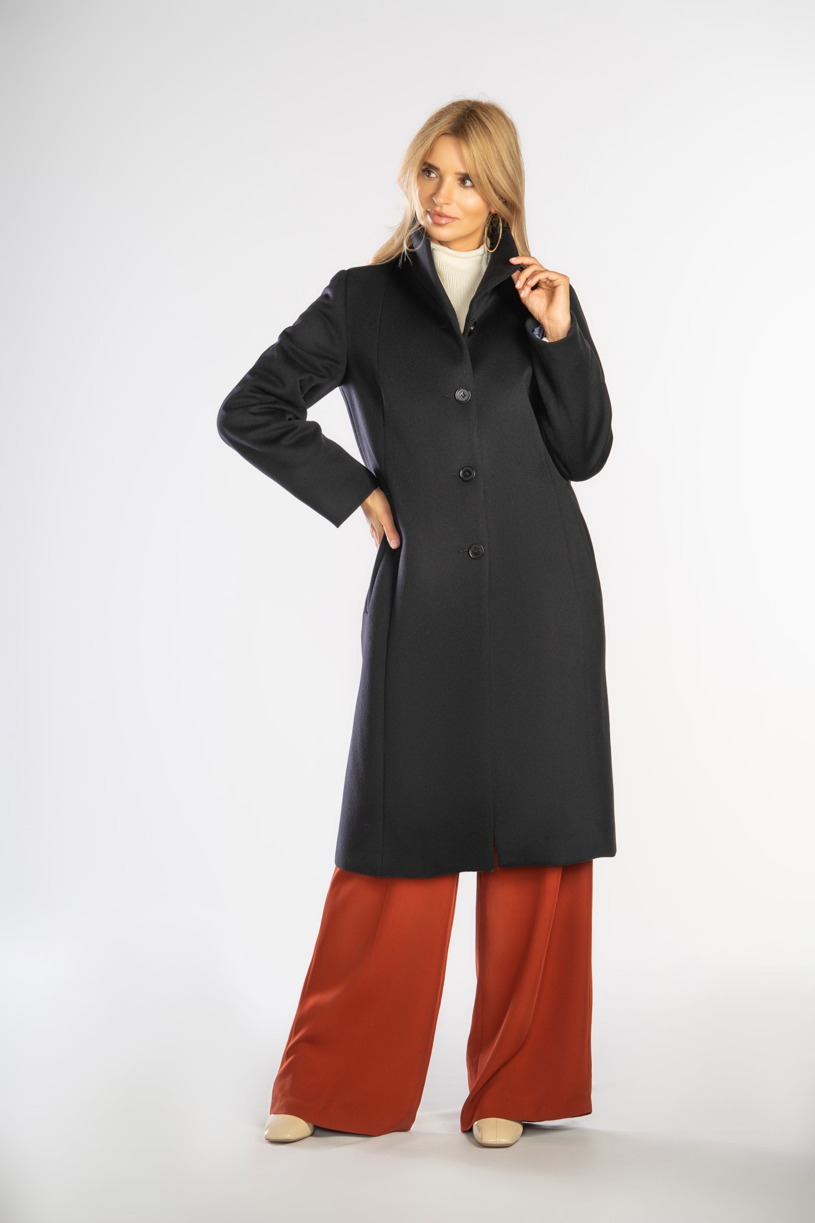 Prosty, wełniany płaszcz ze stójką idealny na większe rozmiary.