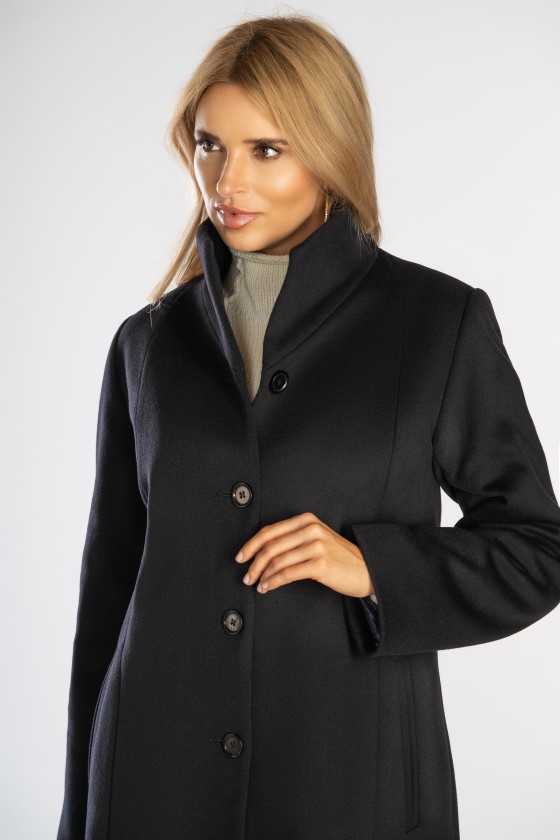 Prosty, wełniany płaszcz ze stójką idealny na większe rozmiary.