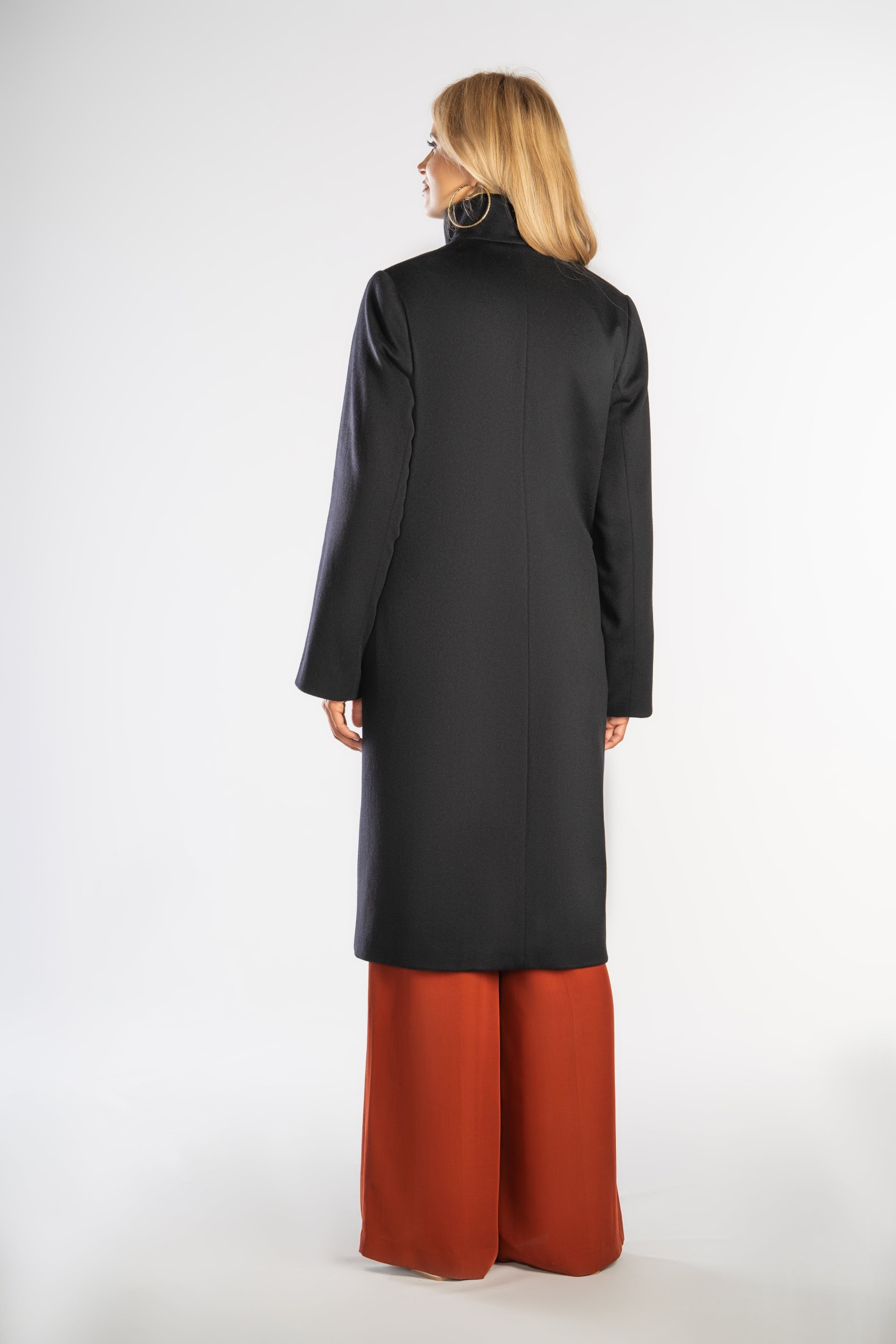 Prosty, wełniany płaszcz ze stójką idealny na większe rozmiary.