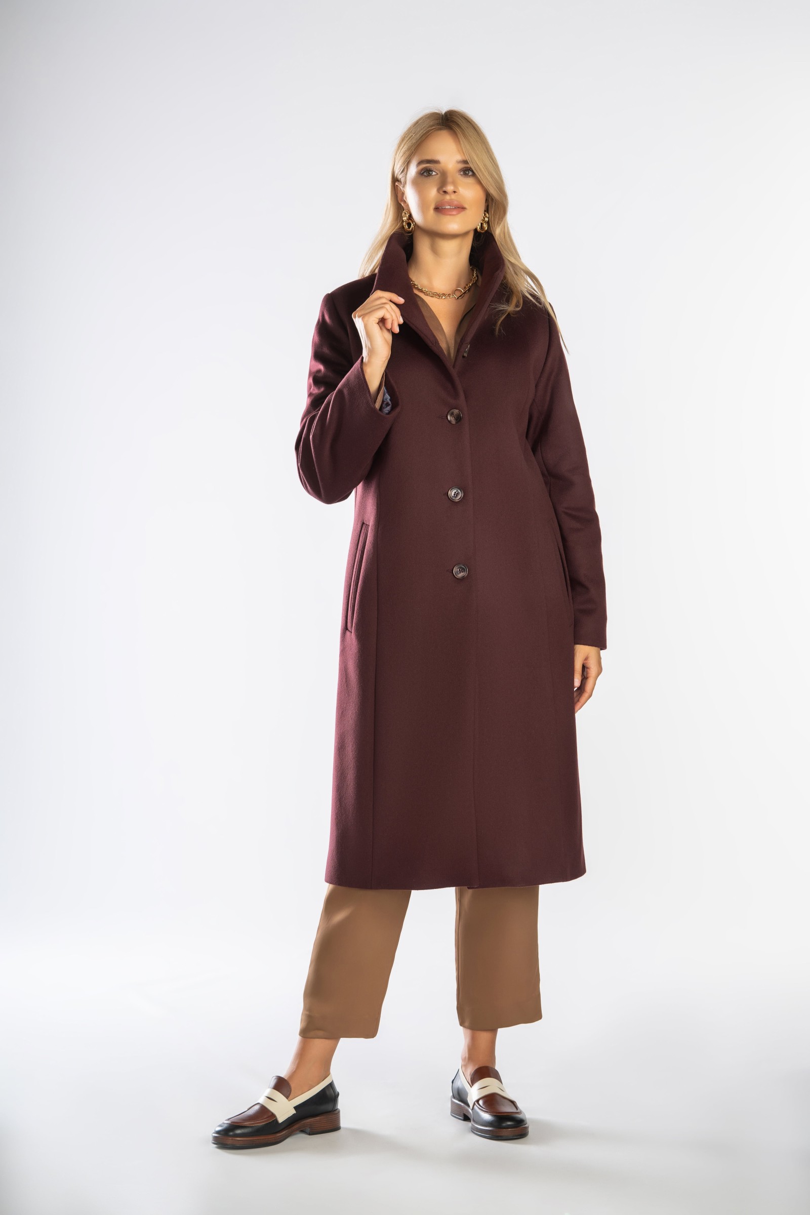 Prosty, wełniany płaszcz ze stójką idealny na większe rozmiary.