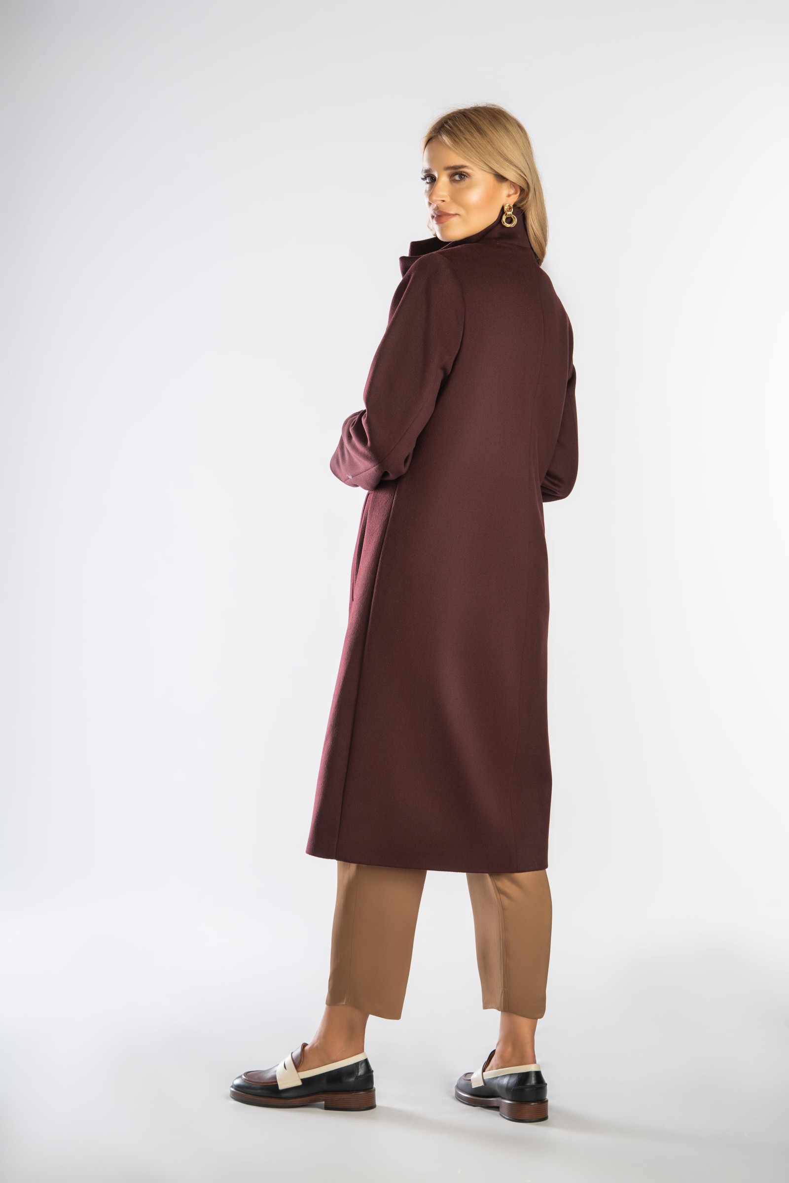 Prosty, wełniany płaszcz ze stójką idealny na większe rozmiary.