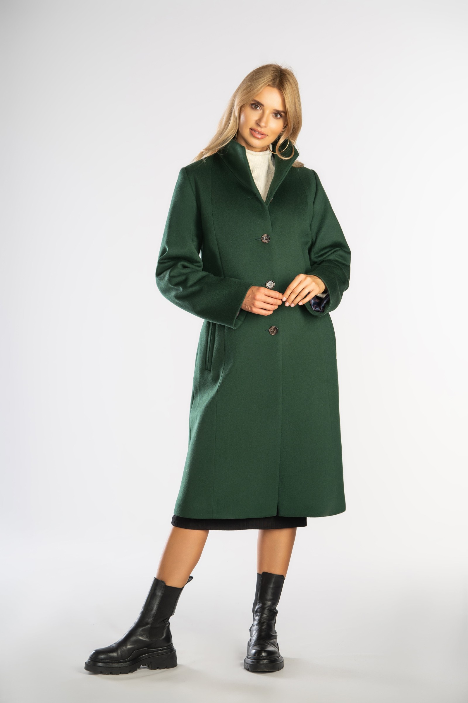 Prosty, wełniany płaszcz ze stójką idealny na większe rozmiary.