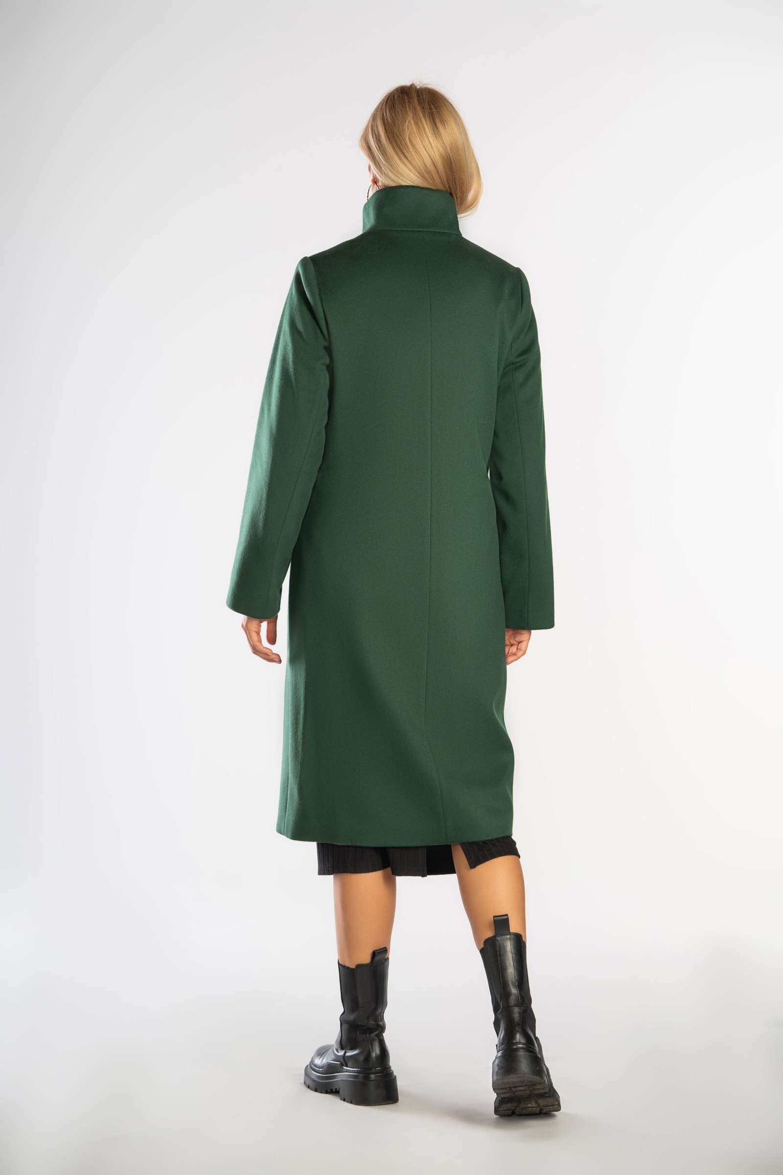 Prosty, wełniany płaszcz ze stójką idealny na większe rozmiary.