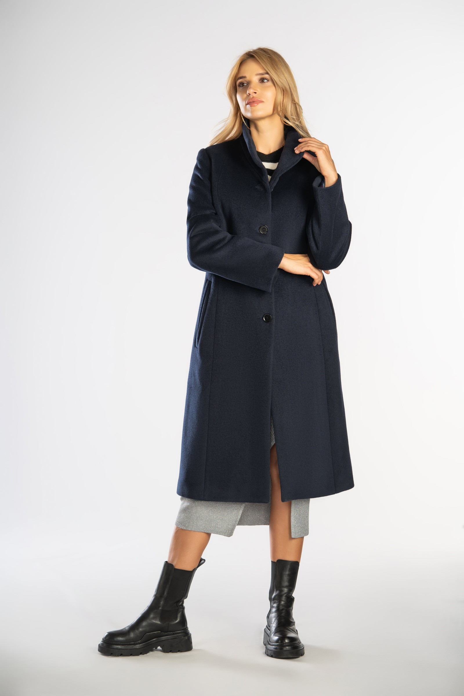 Prosty, wełniany płaszcz ze stójką idealny na większe rozmiary.